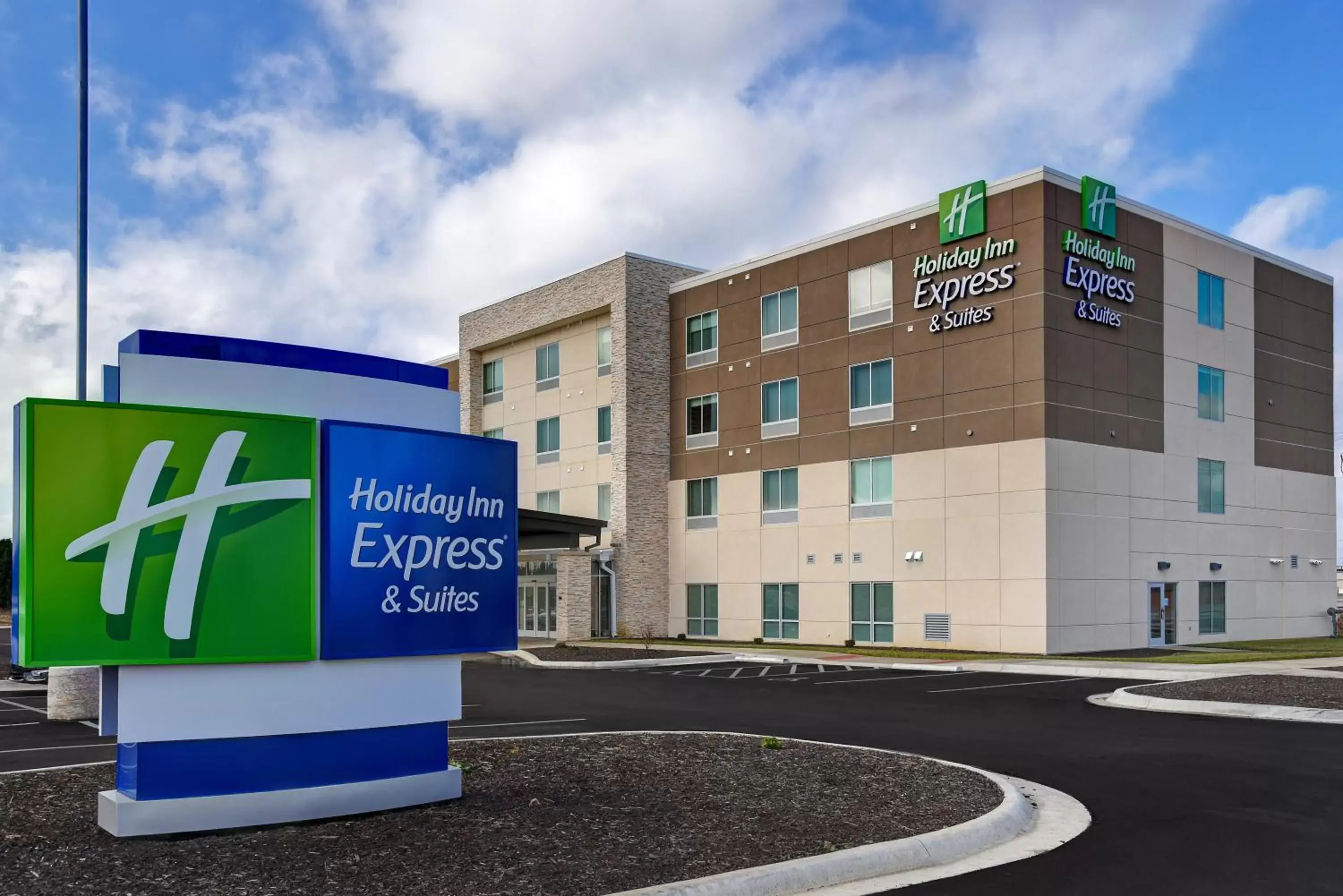 Property building in Holiday Inn Express & Suites - Ottawa by IHG Property building in Holiday Inn Express & Suites - Ottawa by IHG