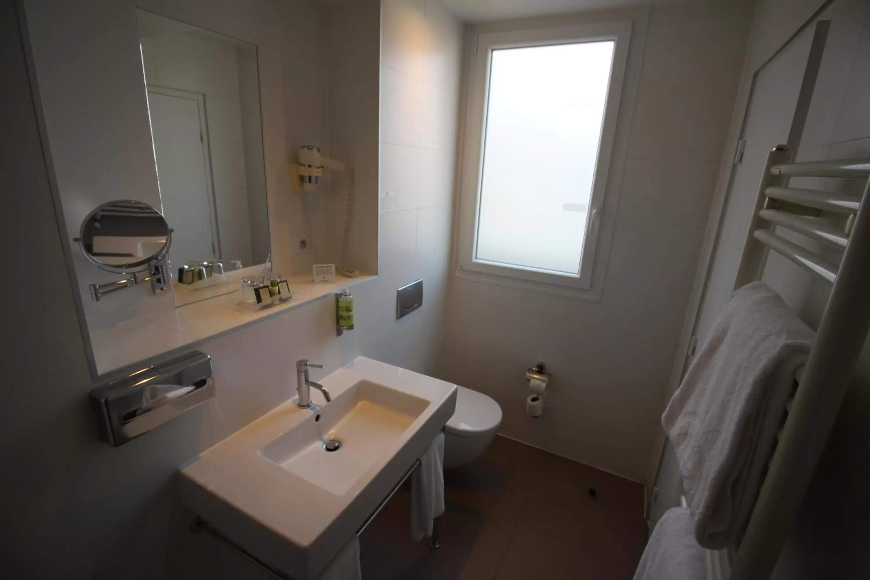 Photo of the whole room, Bathroom in Holiday Inn Paris-Auteuil, an IHG Hotel