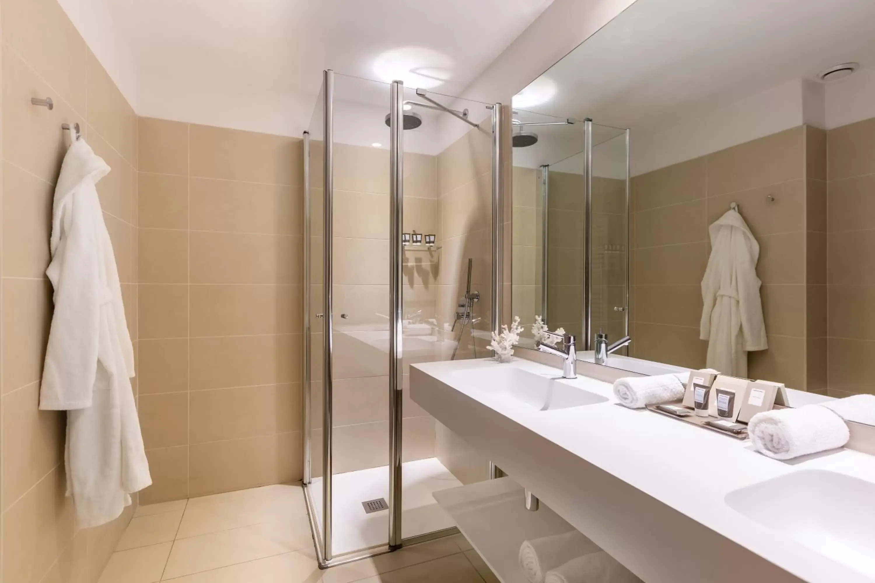Shower, Bathroom in Hotel Lago Di Garda