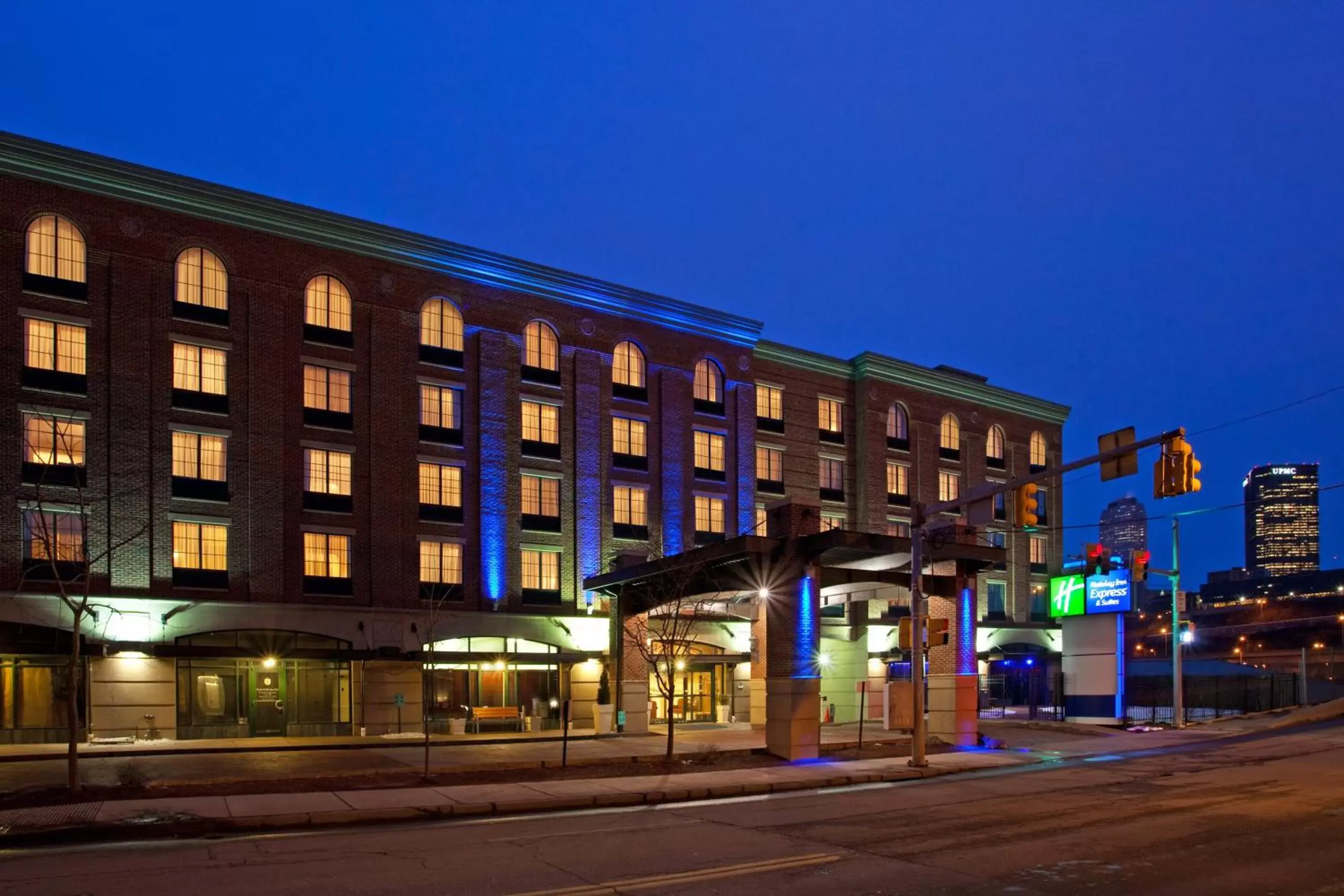 Property Building in Holiday Inn Express Hotel & Suites Pittsburgh-South Side, an IHG Hotel