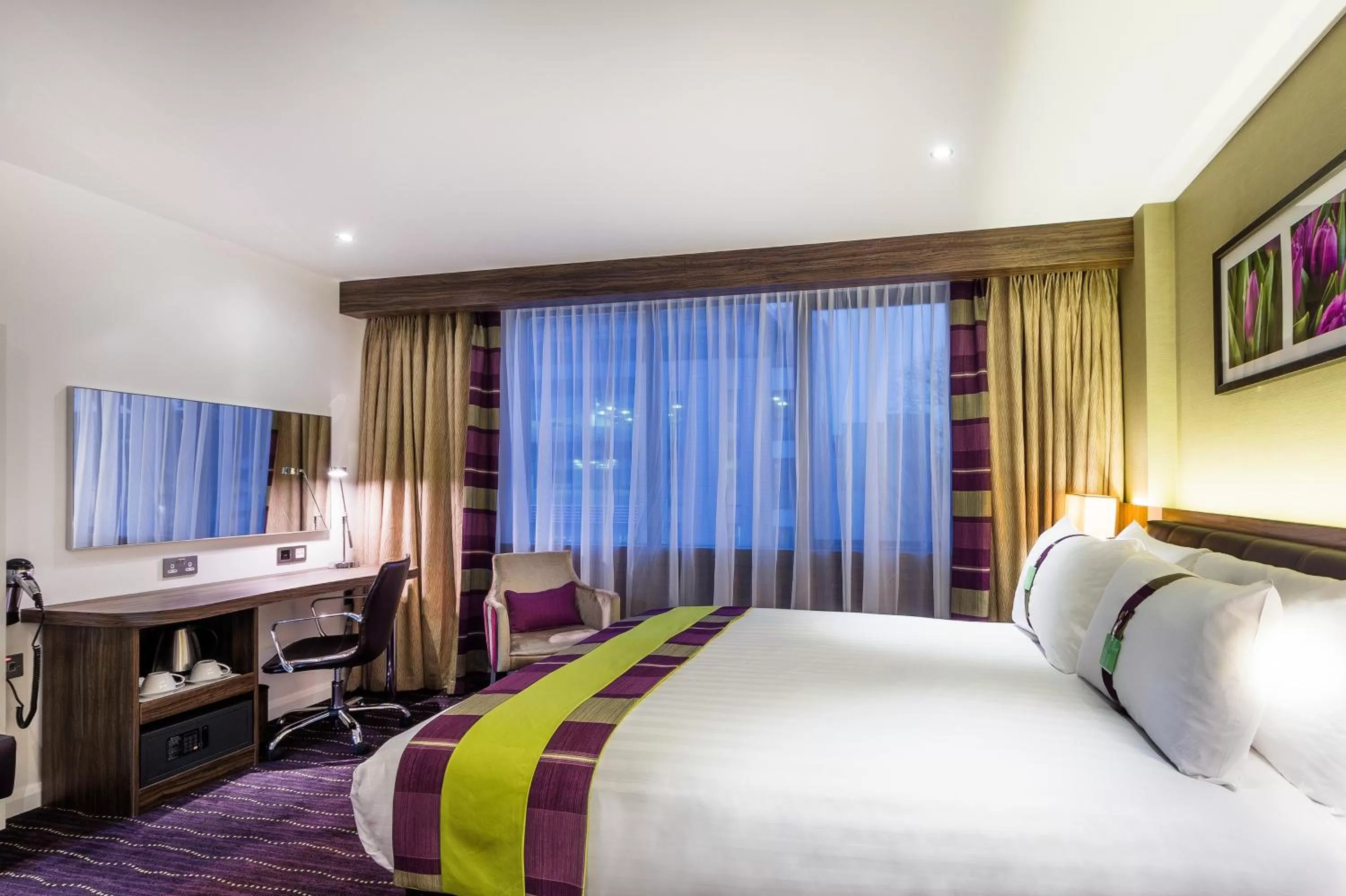 Photo of the whole room, Bed in Holiday Inn London Watford Junction by IHG