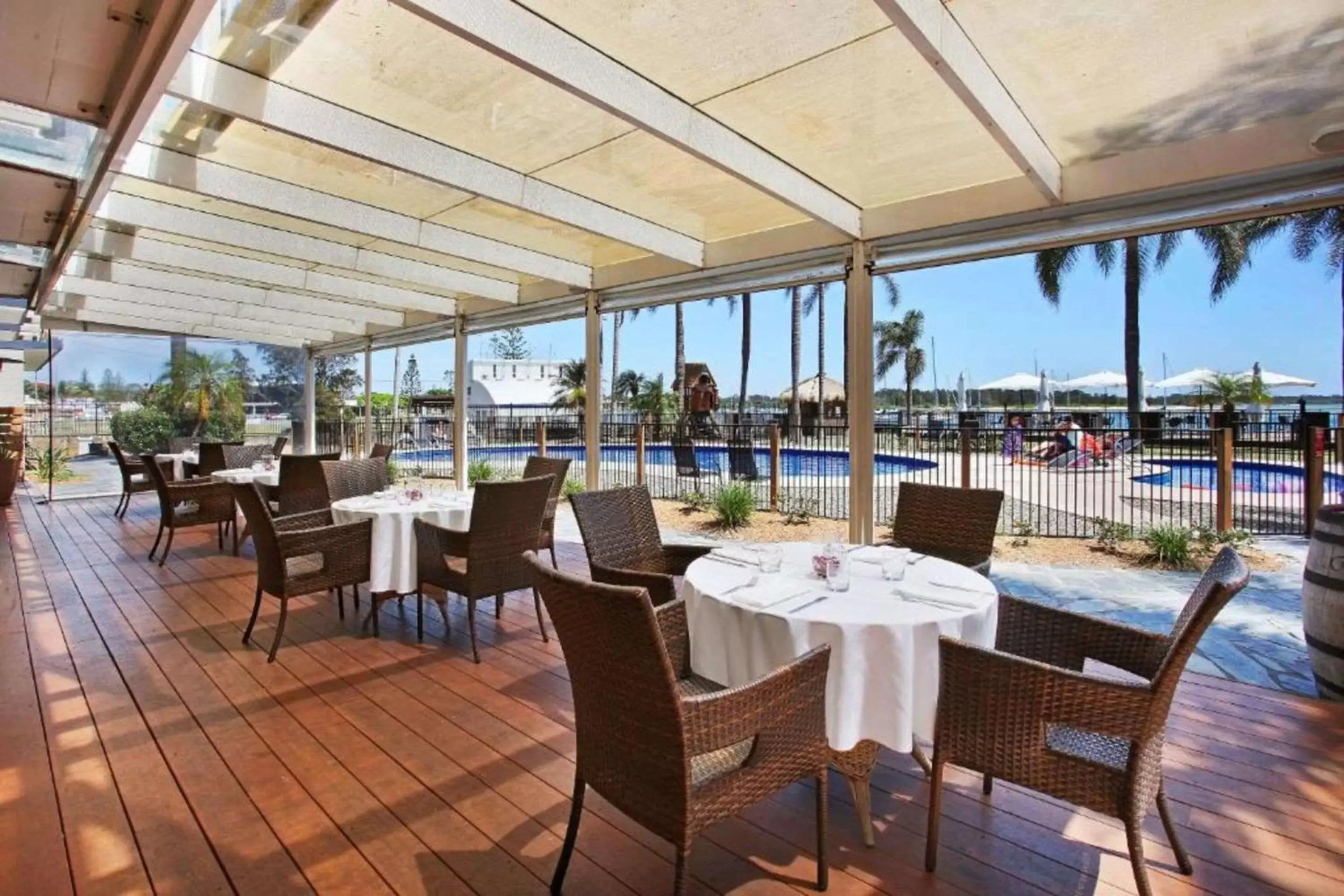 Restaurant/Places to Eat in Comfort Resort Waters Edge