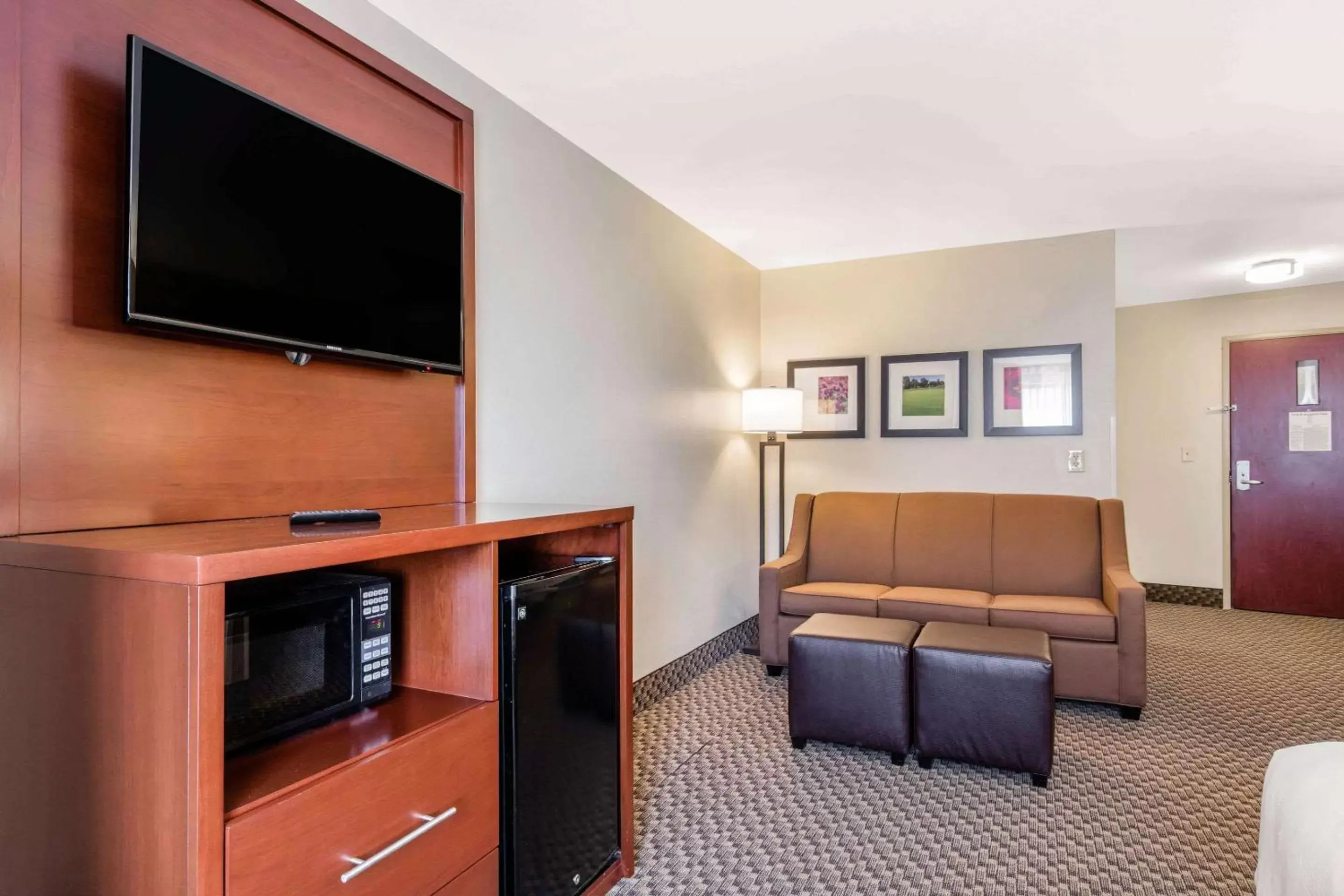 Photo of the whole room, TV/Entertainment Center in Comfort Suites Tuscaloosa near University