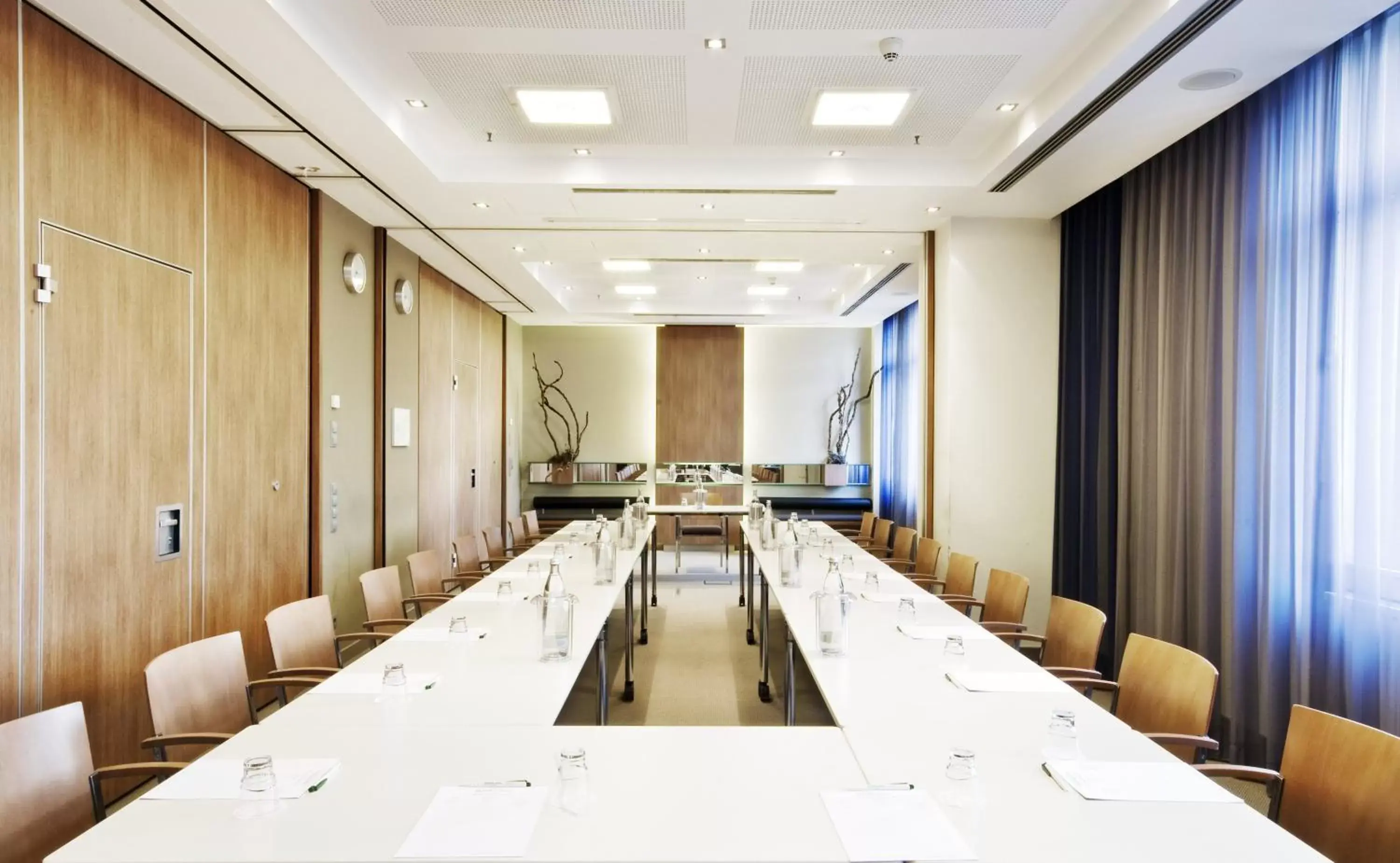 Meeting/conference room in Holiday Inn Hamburg, an IHG Hotel