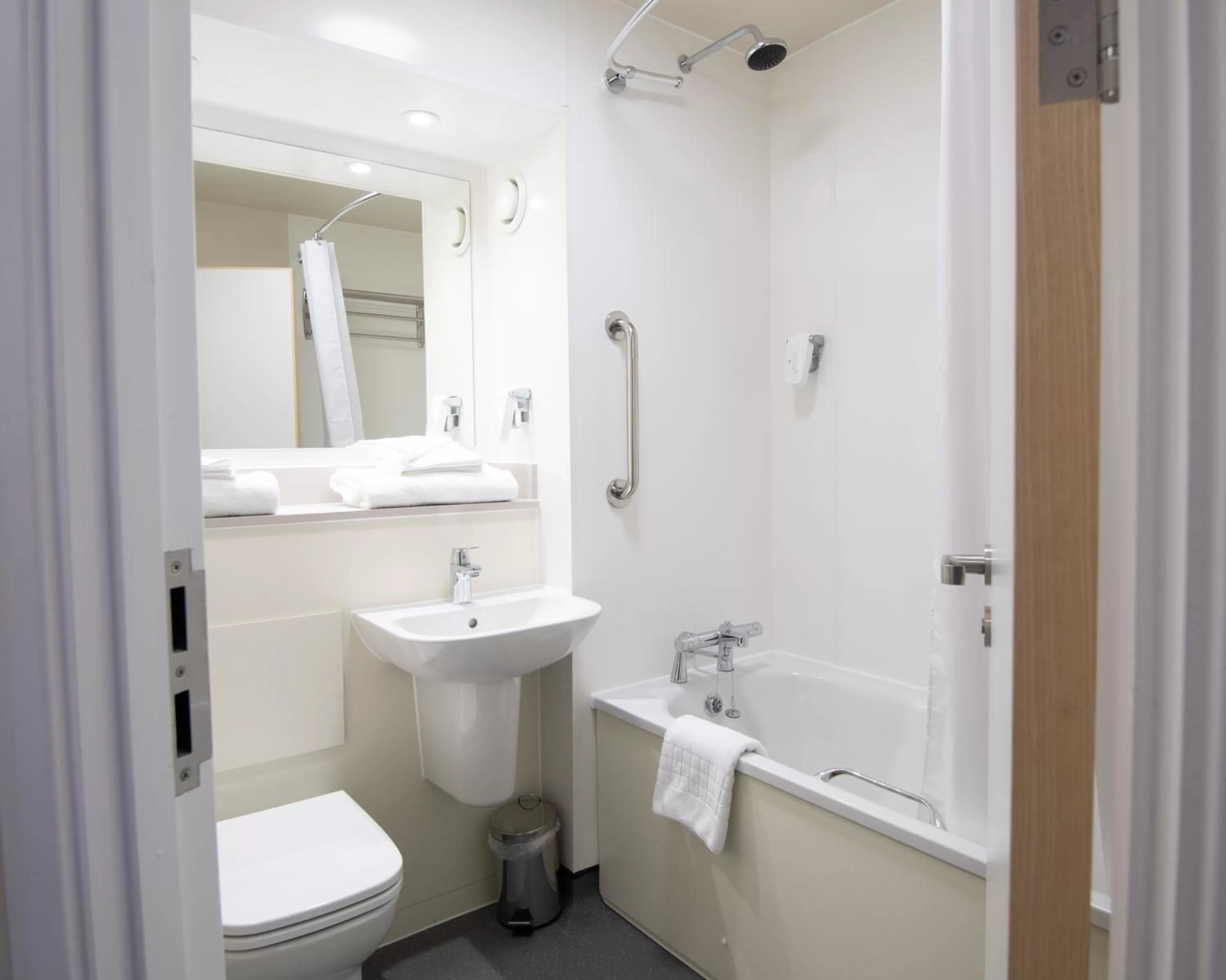 Bathroom in Paisley Pear, Brackley by Marston's Inns