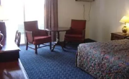 Bed, Seating Area in Royal Century Hotel at LAX