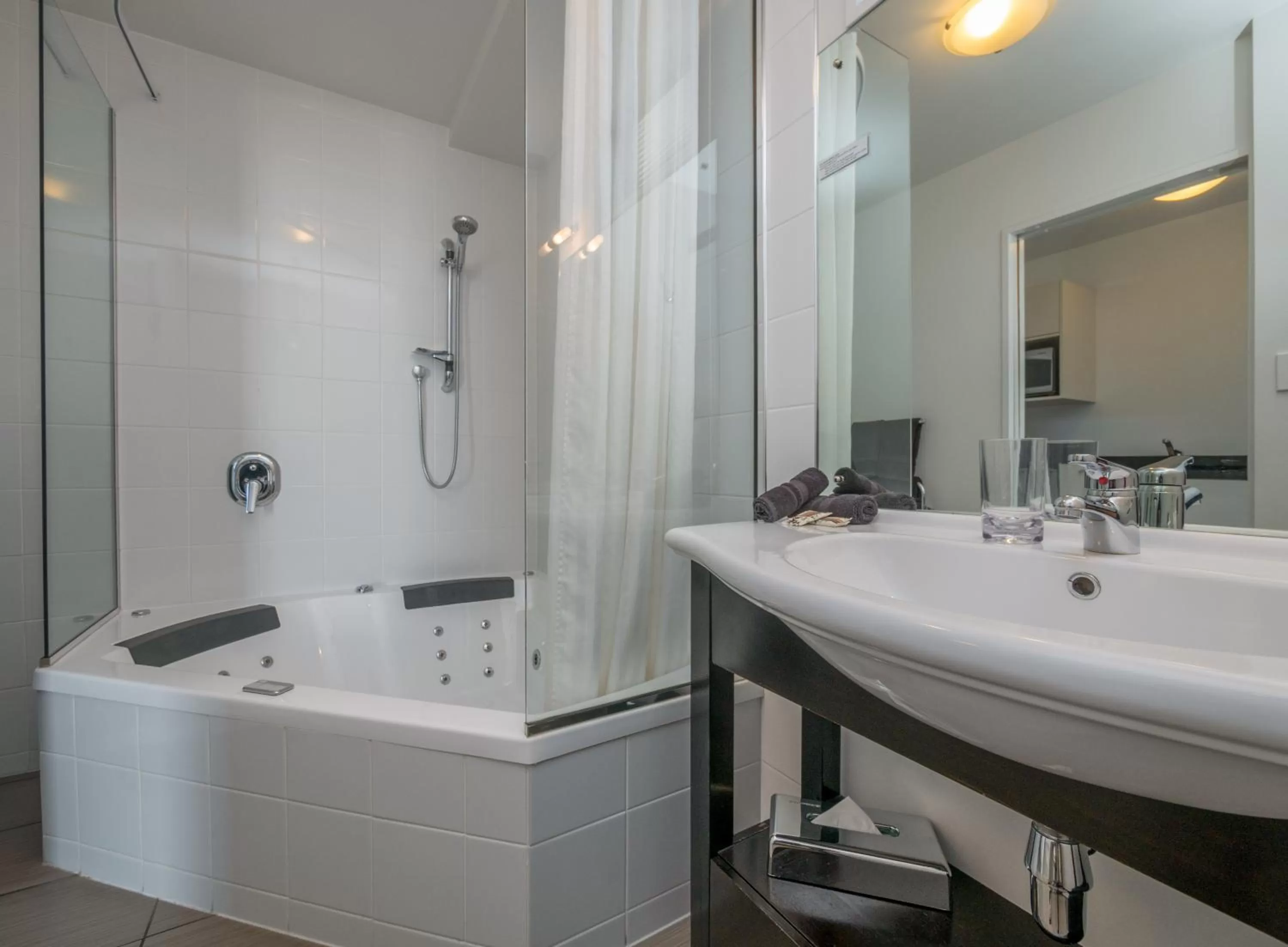 Bathroom in Bellano Motel Suites