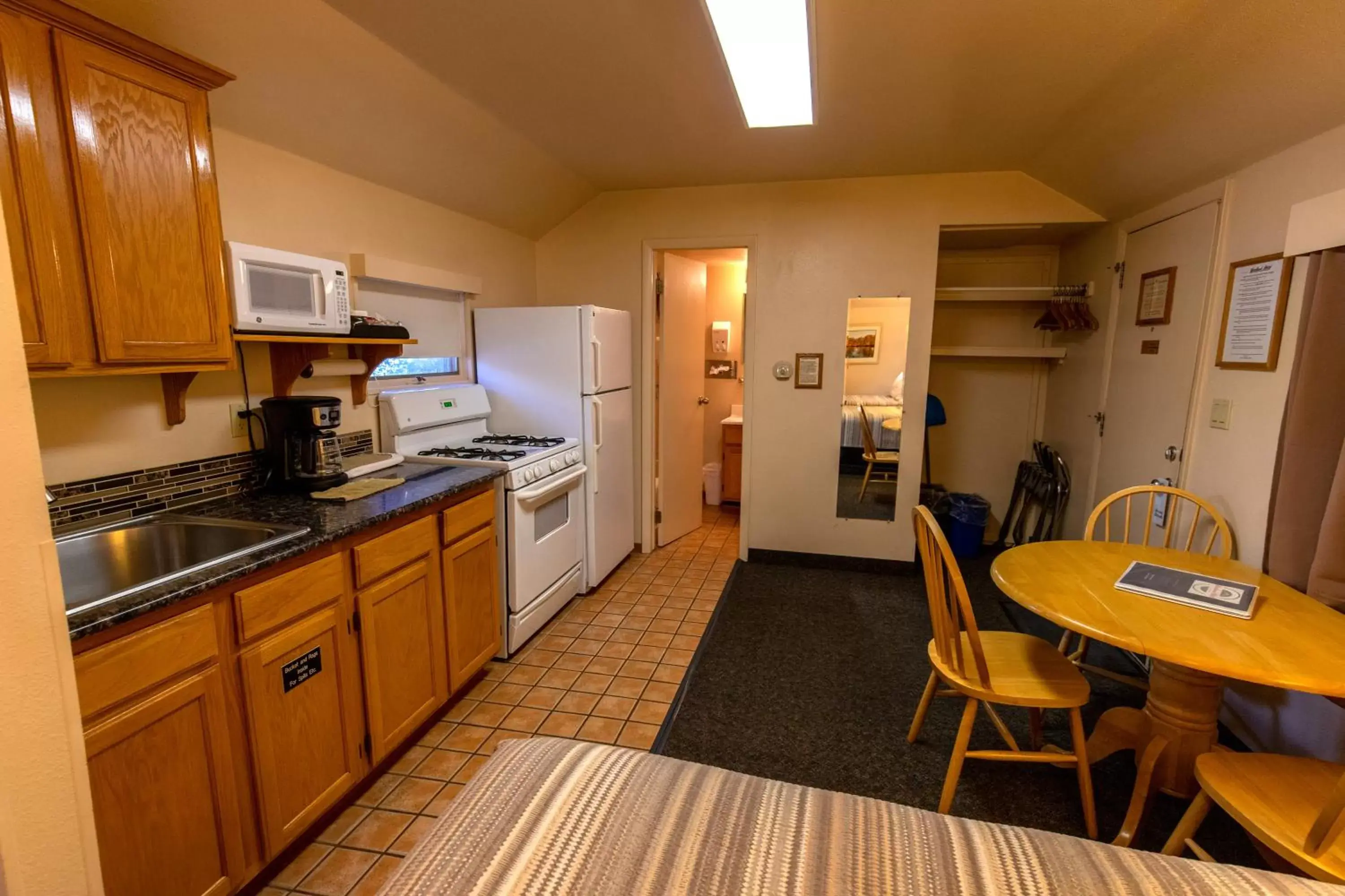 Kitchen/Kitchenette in Woodland Motel