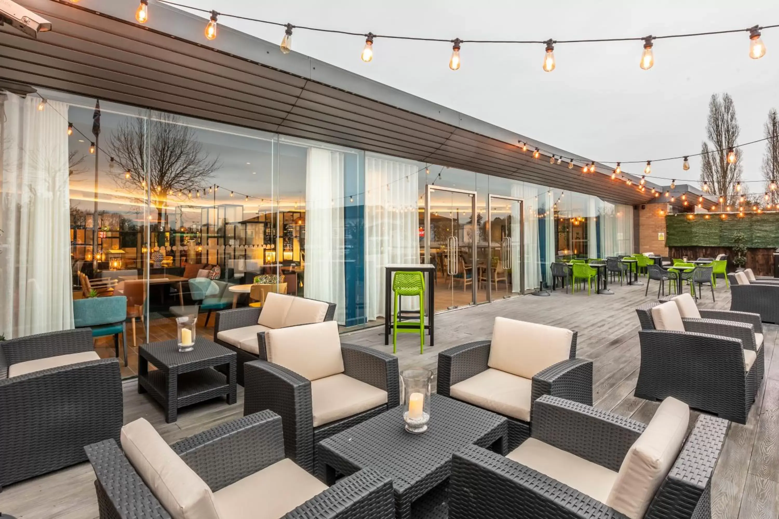 Patio, Restaurant/Places to Eat in Holiday Inn Oxford, an IHG Hotel