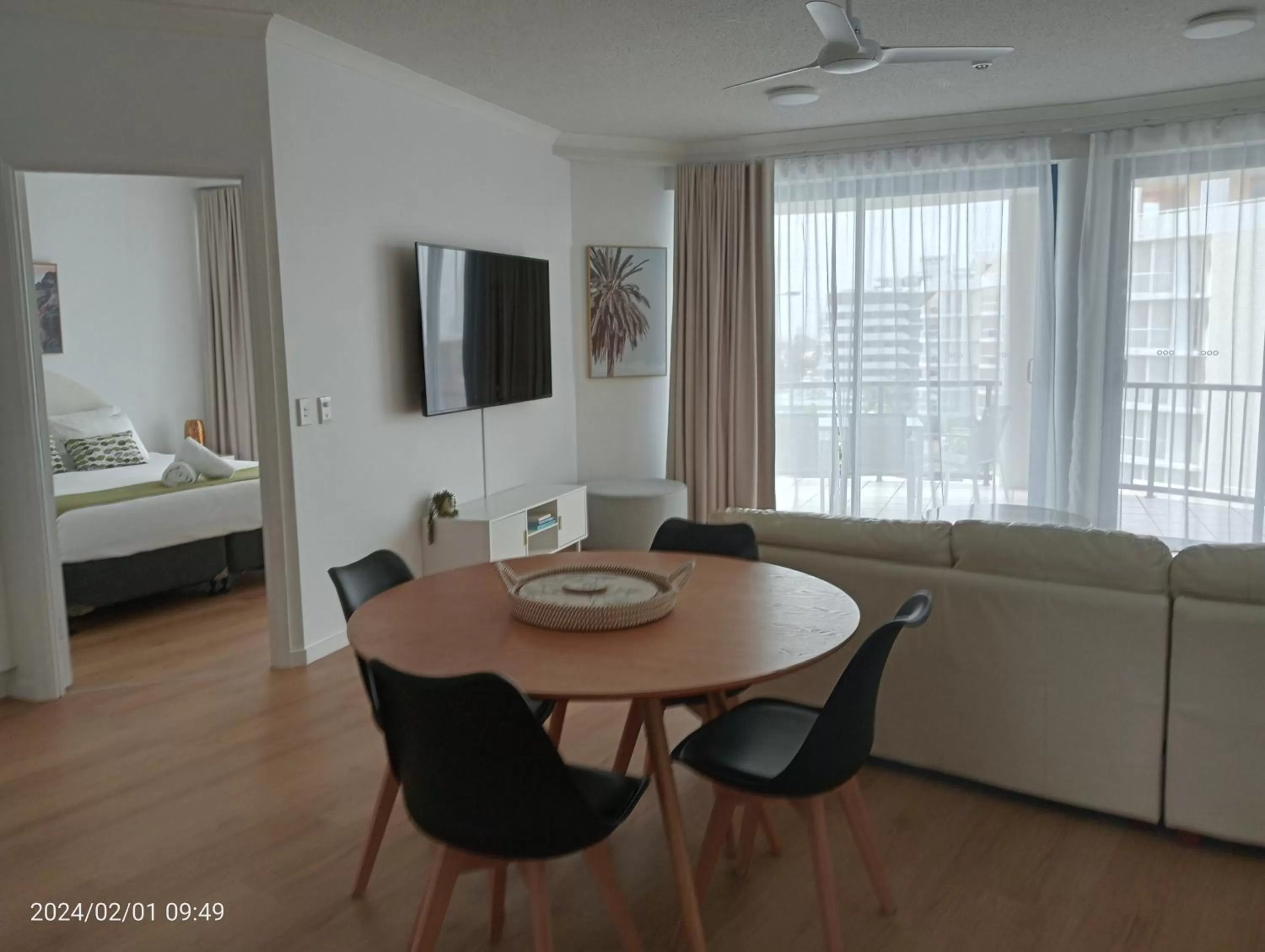 Dining area, Bed in Alexandra on the Pacific