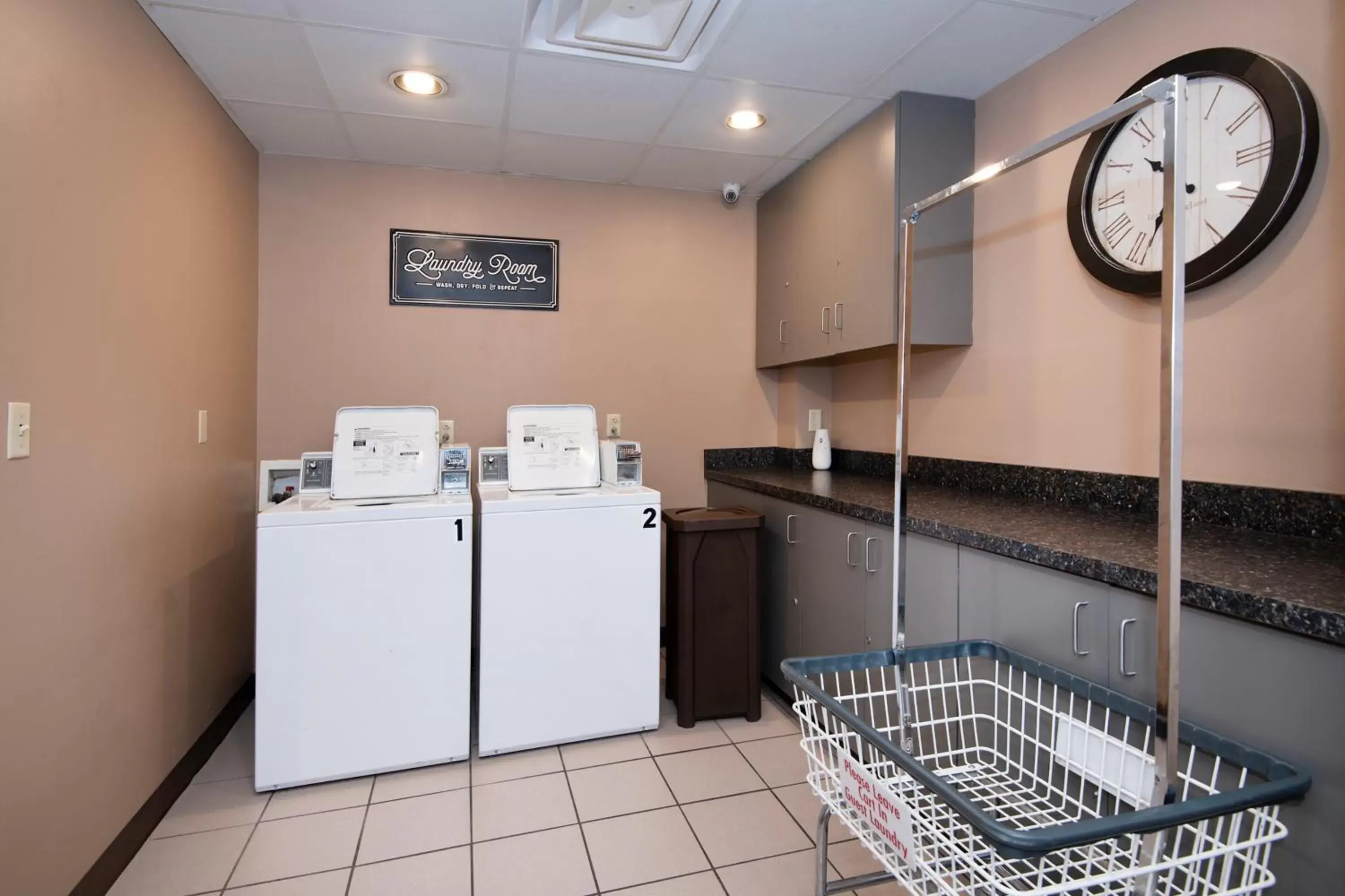 Business facilities, Kitchen/Kitchenette in Guest Inn & Suites - Midtown Medical Center