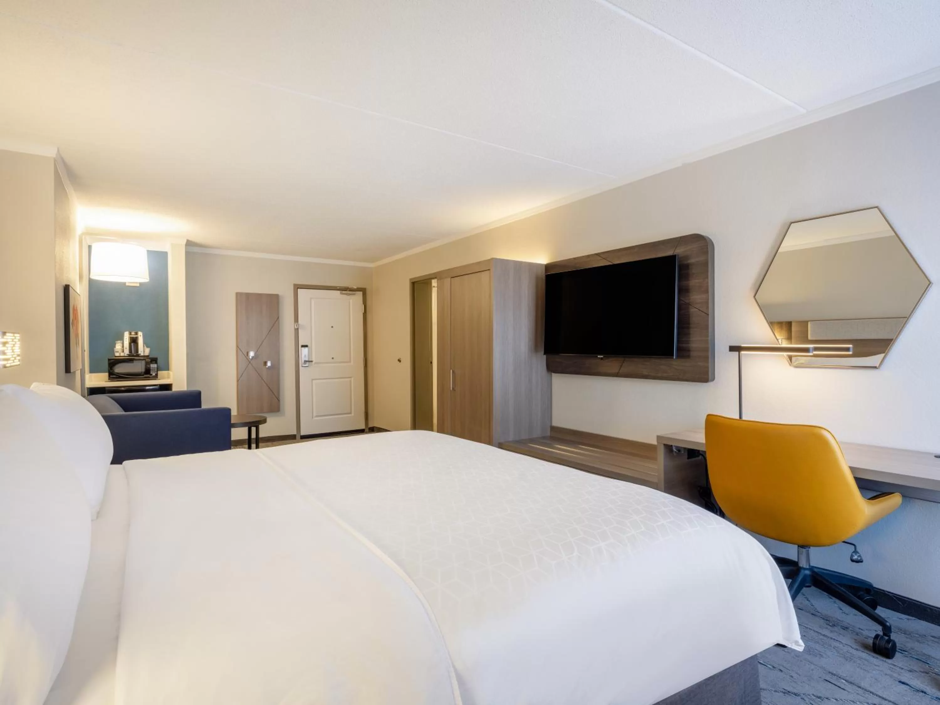 Photo of the whole room, Bed in Holiday Inn Express & Suites Greensboro - I-40 atWendover by IHG