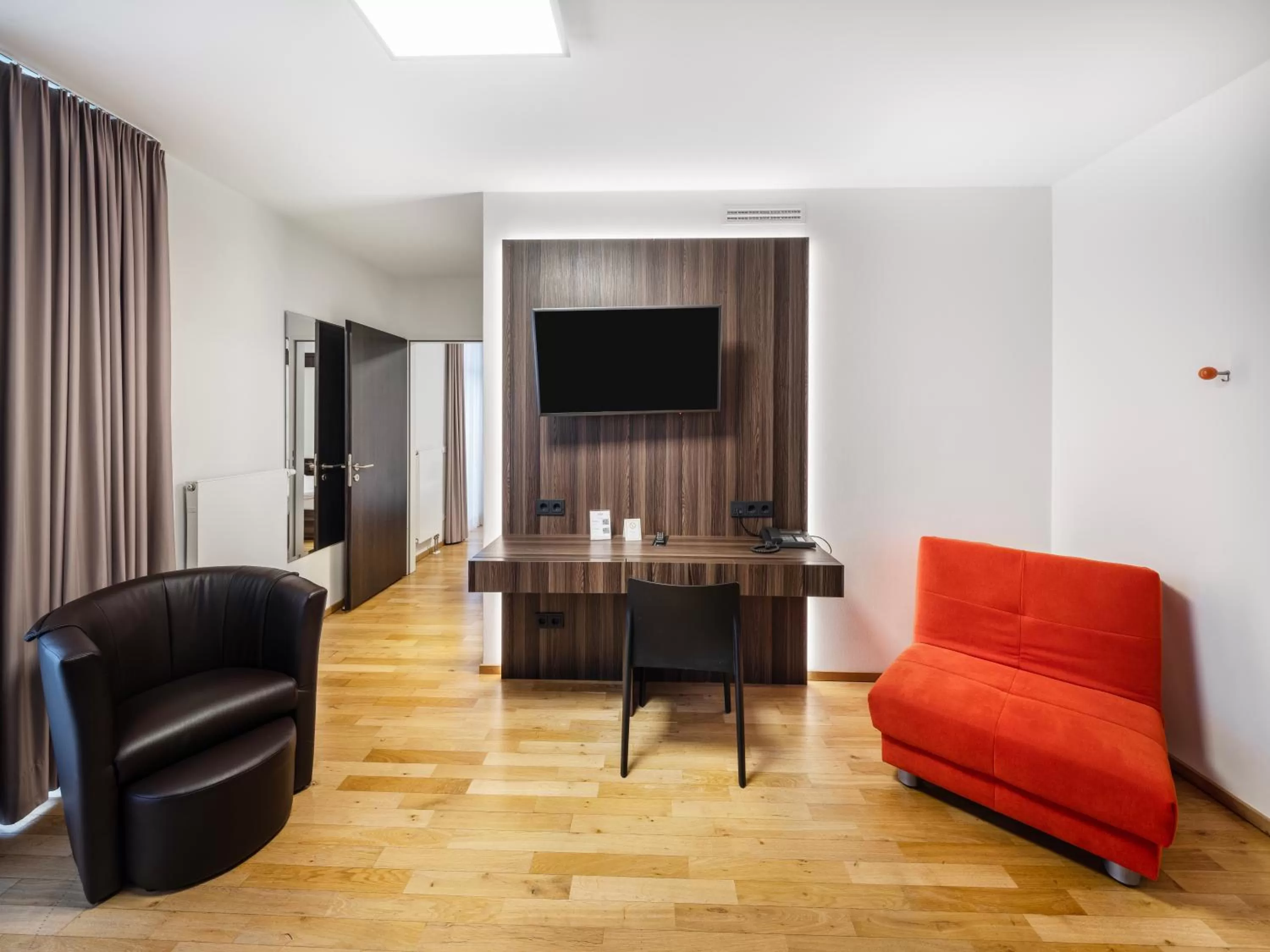 TV and multimedia in sevenDays Hotel BoardingHouse