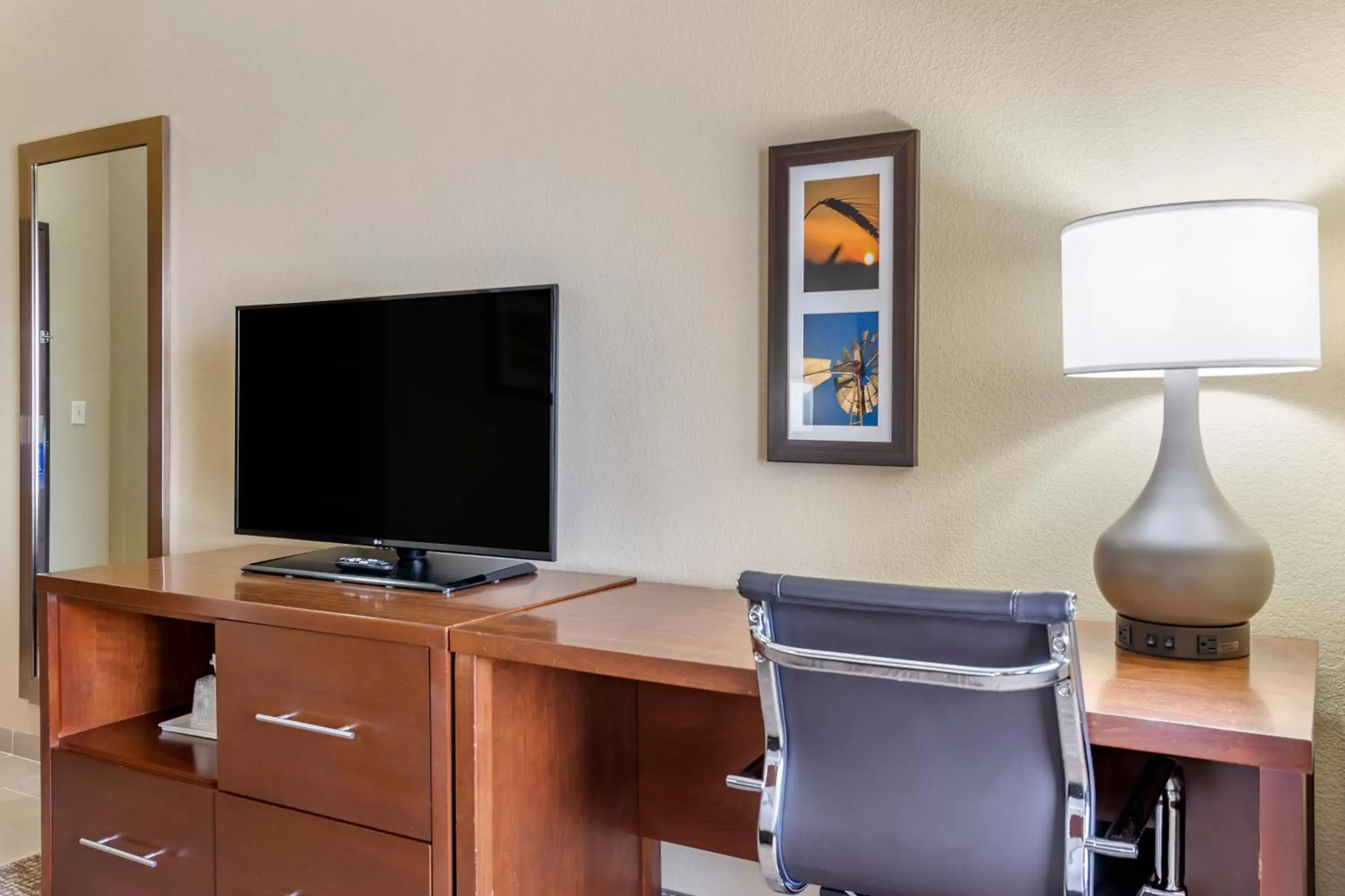TV and multimedia, TV/Entertainment Center in Comfort Inn & Suites Augusta