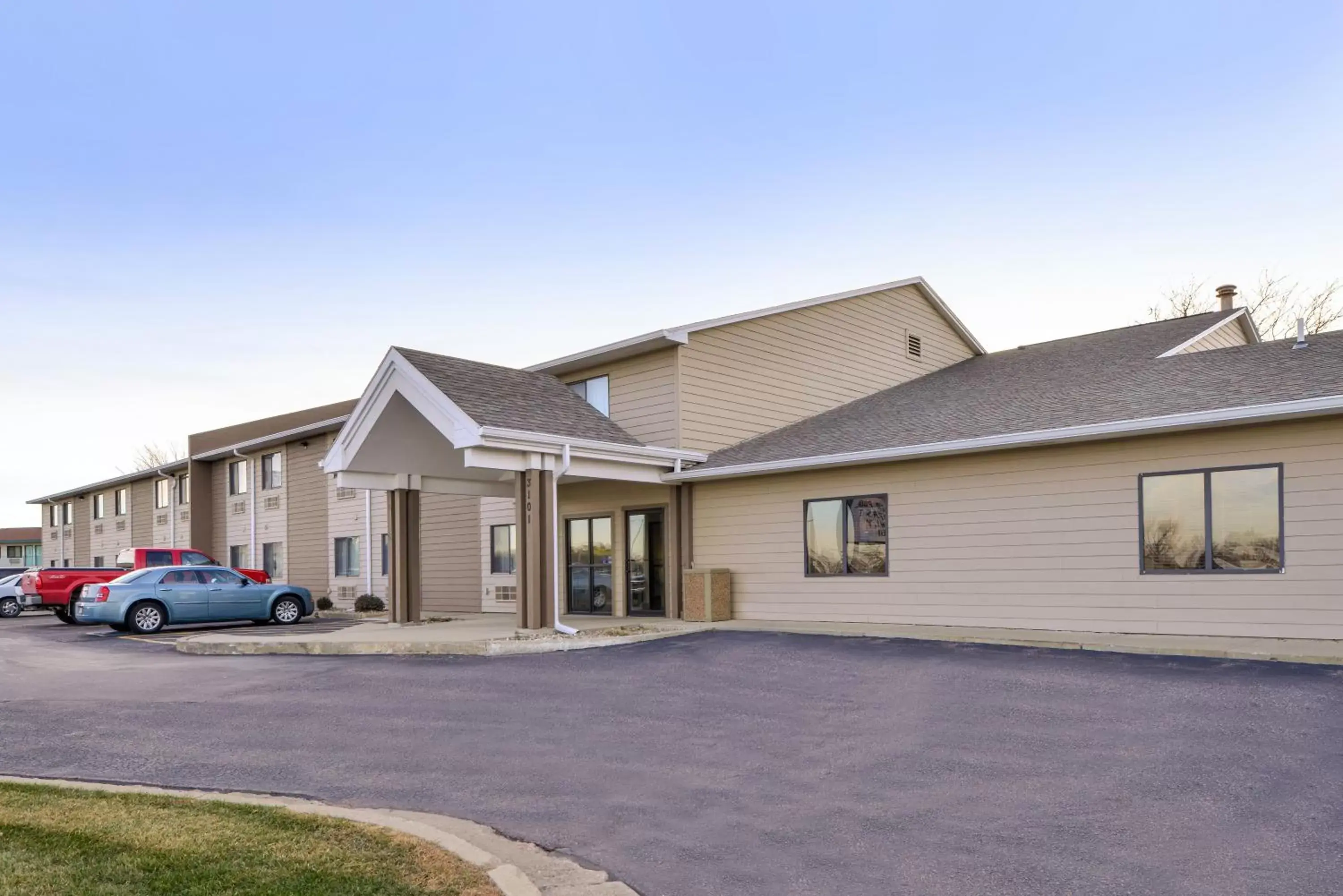 Property Building in Baymont by Wyndham Sioux Falls North I-29 and Russell Street