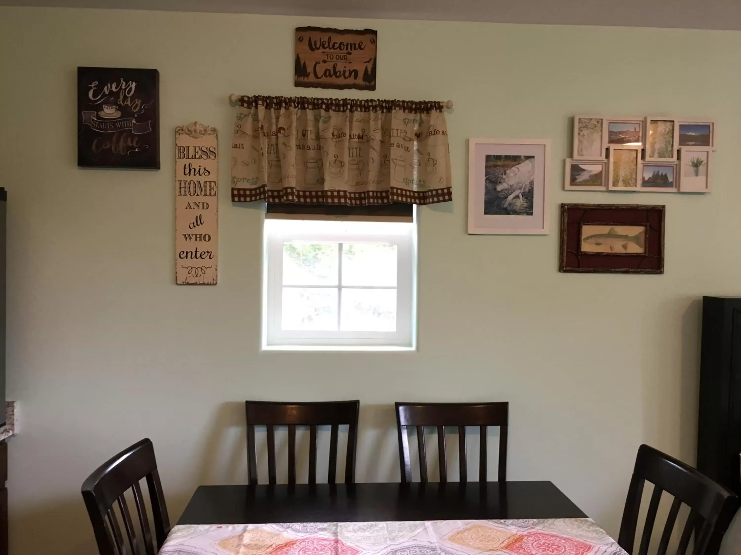 Dining Area in Grace and Bill's Freedom Hills B&B