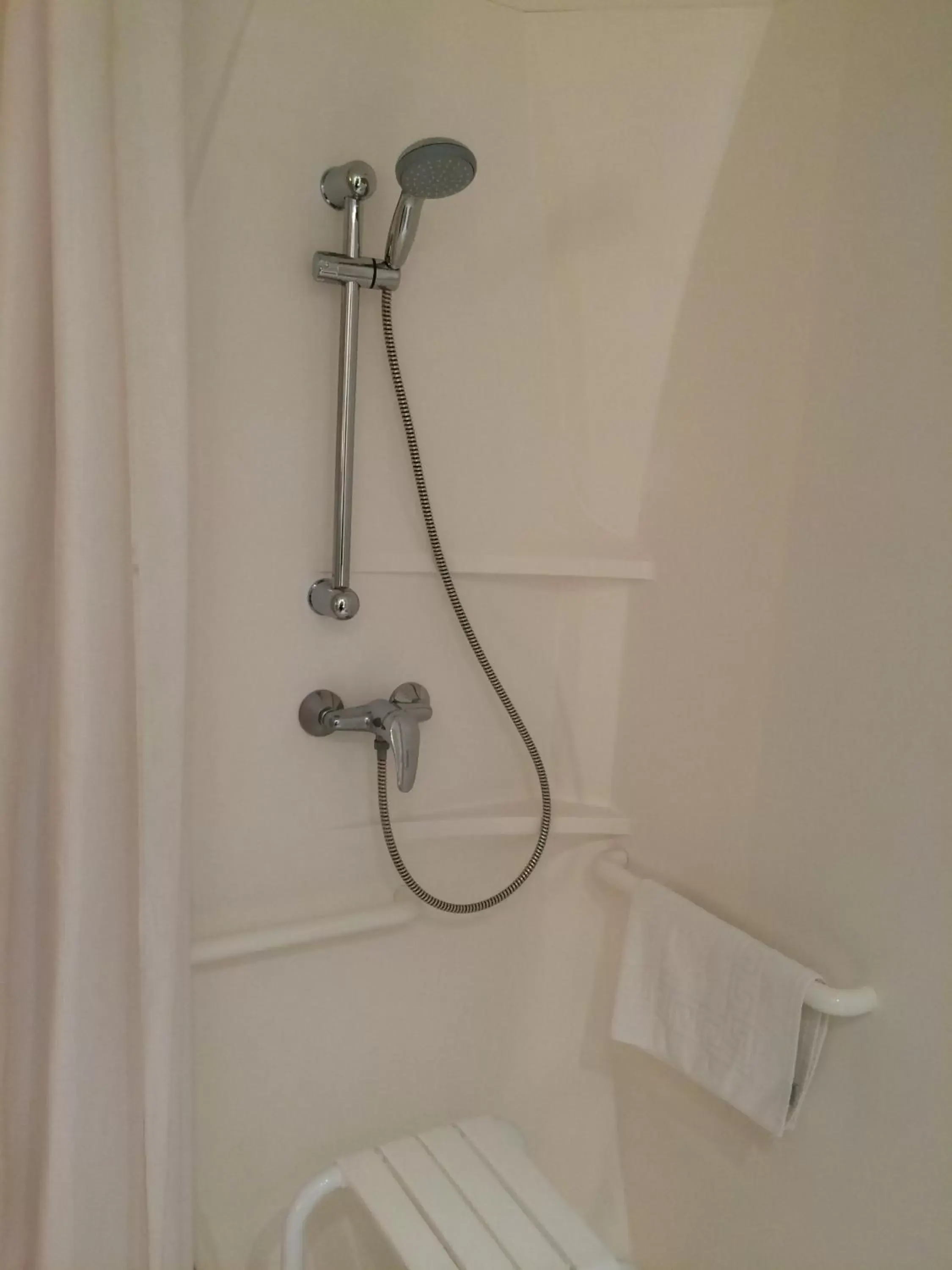 Shower, Bathroom in Ibis budget Verdun