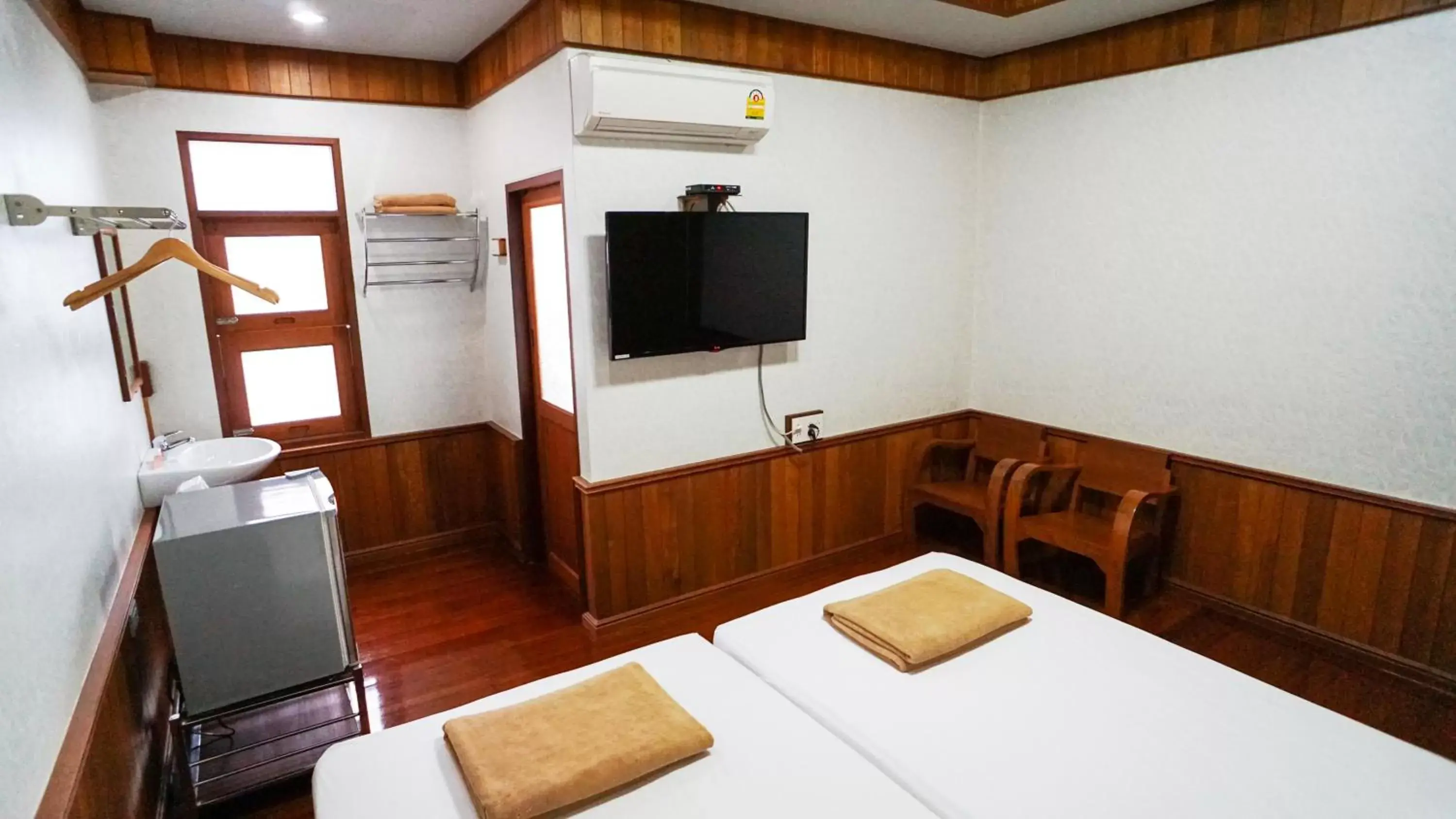 Photo of the whole room, Bed in Baan Siriporn Resort - โรงแรมบ้านศิริพร รีสอร์ท Photo of the whole room, Bed in Baan Siriporn Resort - โรงแรมบ้านศิริพร รีสอร์ท