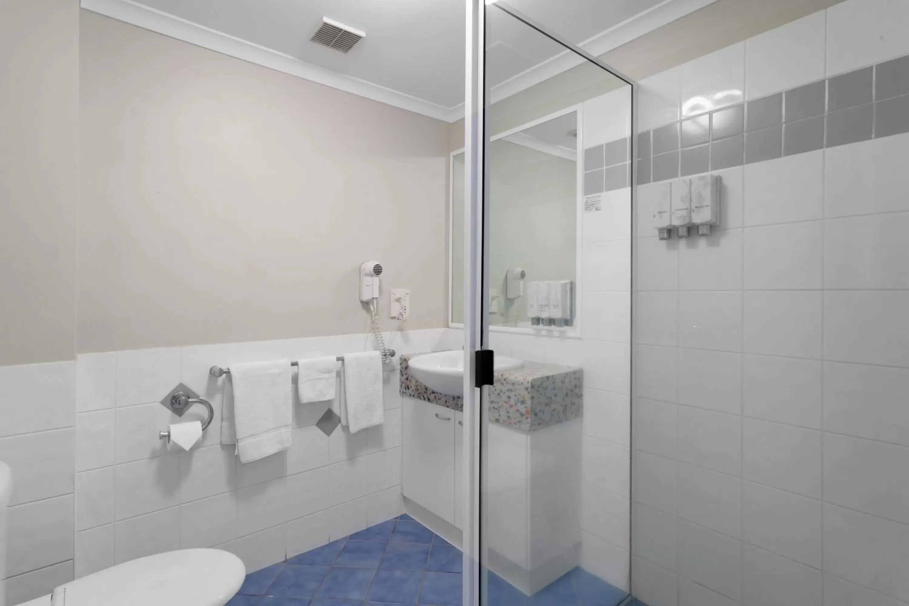 Shower, Bathroom in Mackay Resort Motel