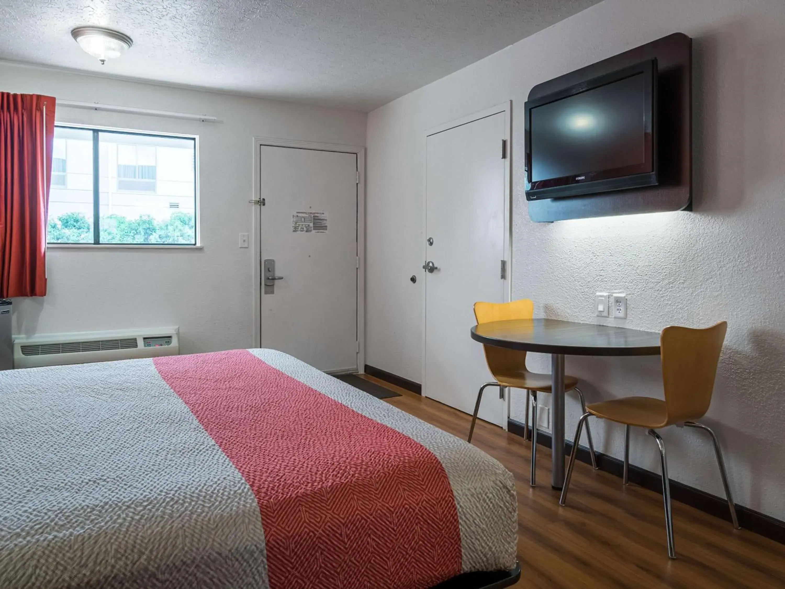 TV and multimedia, Bed in Motel 6-Columbus, OH - OSU