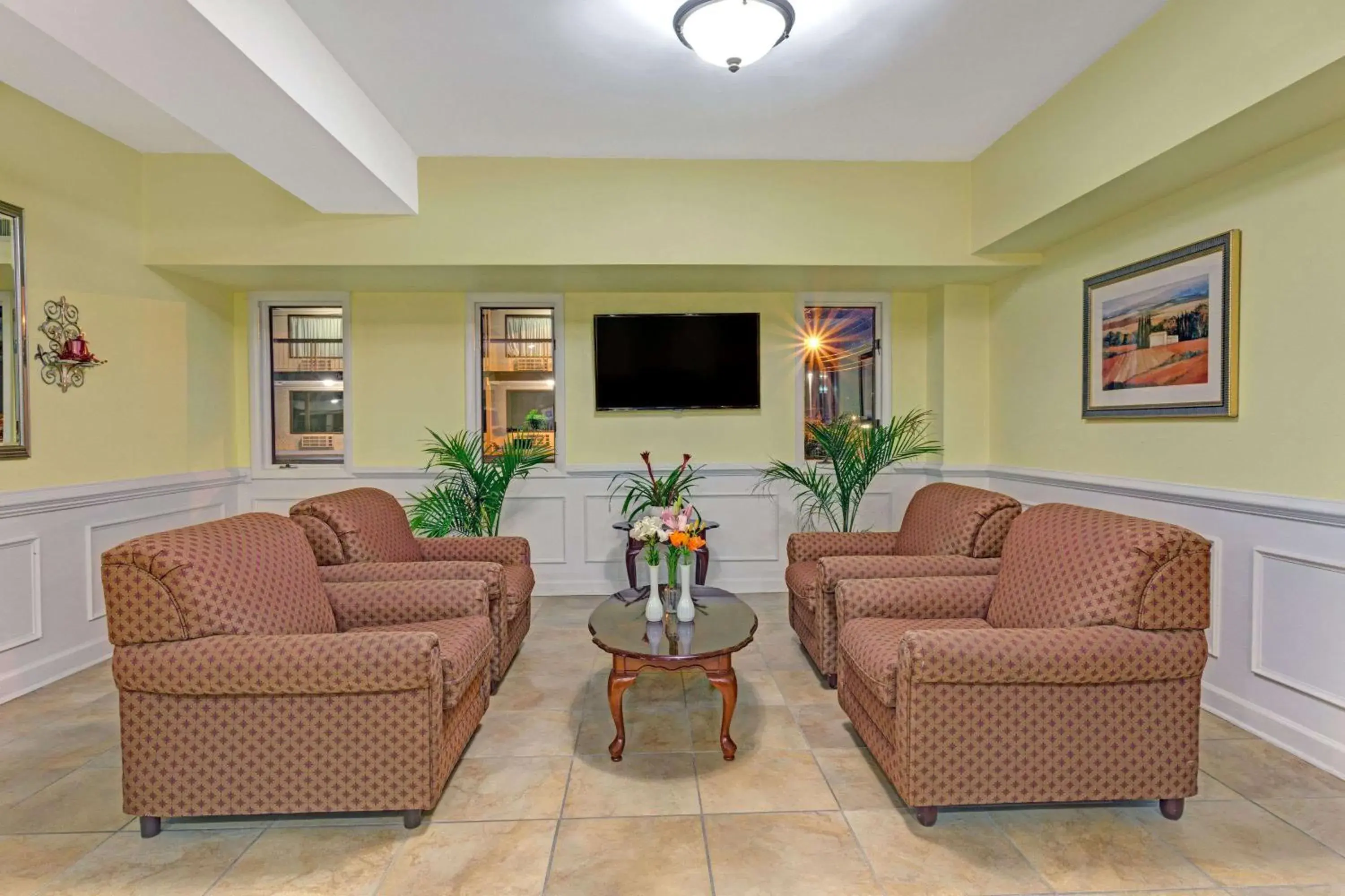Lobby or reception, Seating Area in Travelodge by Wyndham Williamsburg Colonial Area