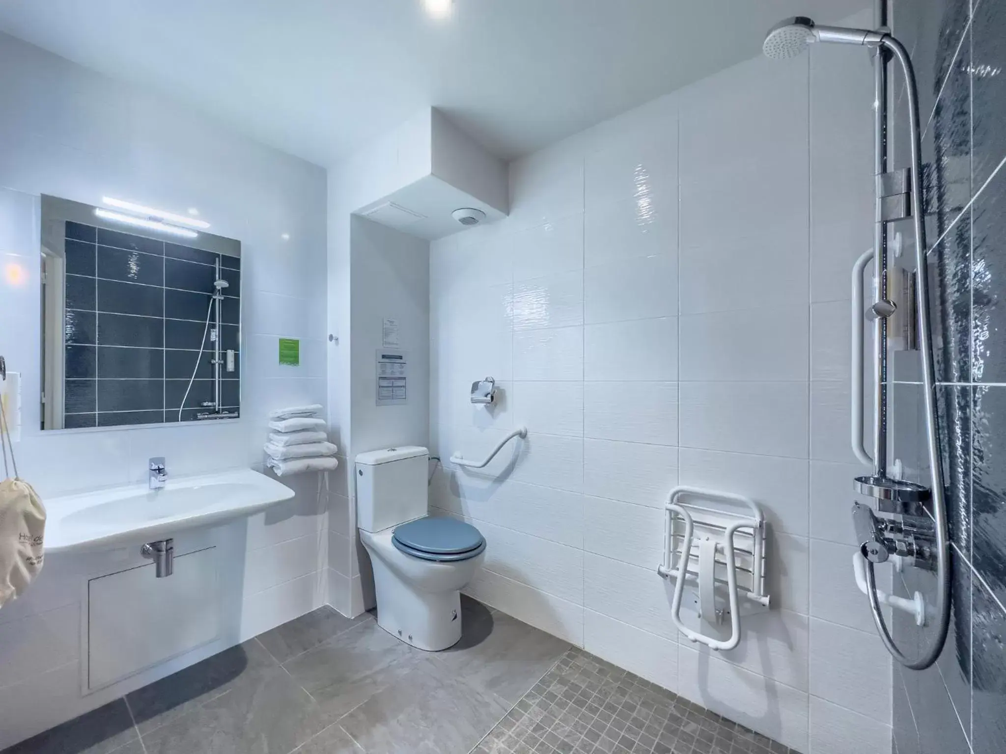 Toilet, Bathroom in Hotel De La Gare
