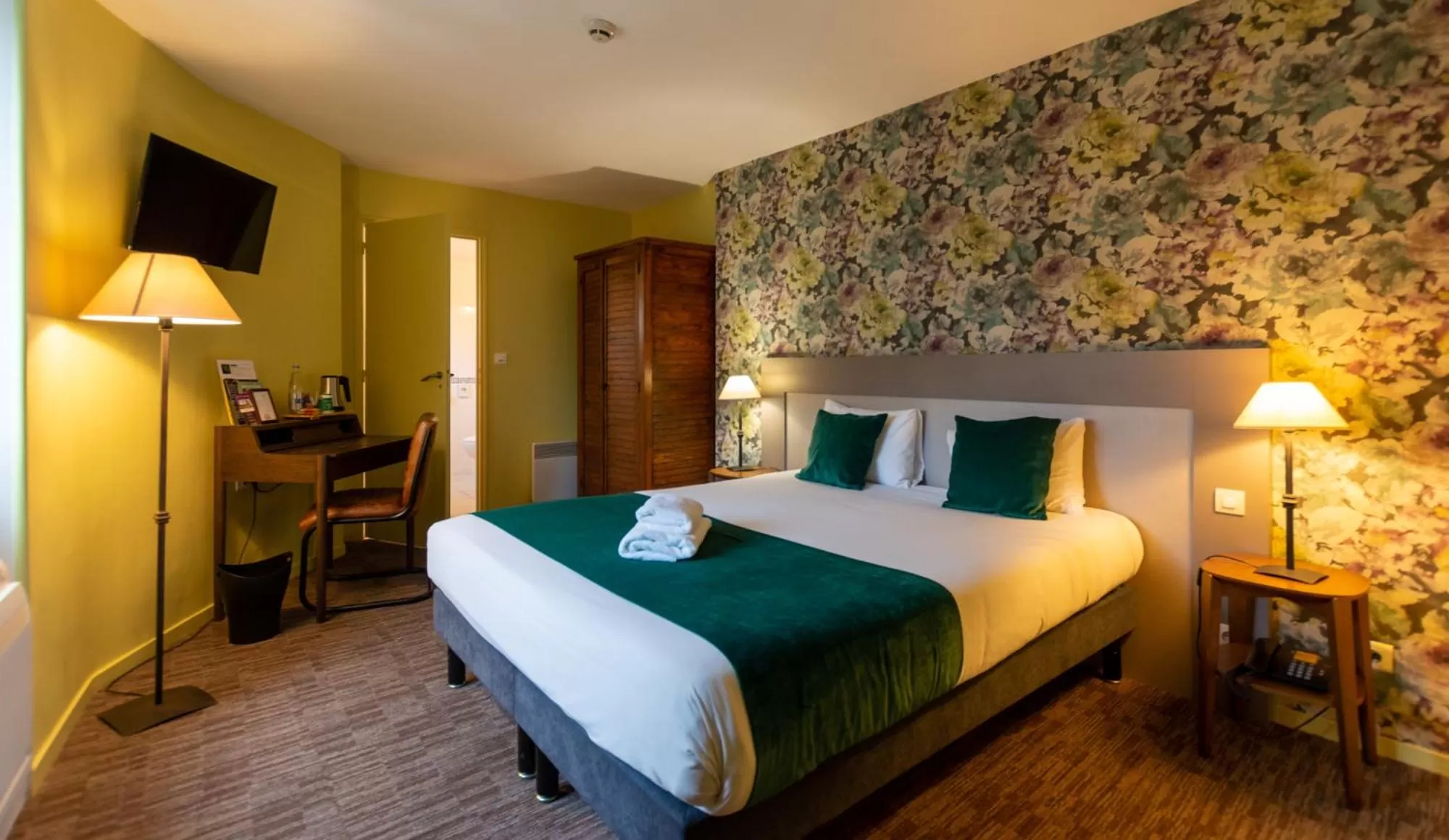 Bed in Logis Hôtel Le Vert Galant