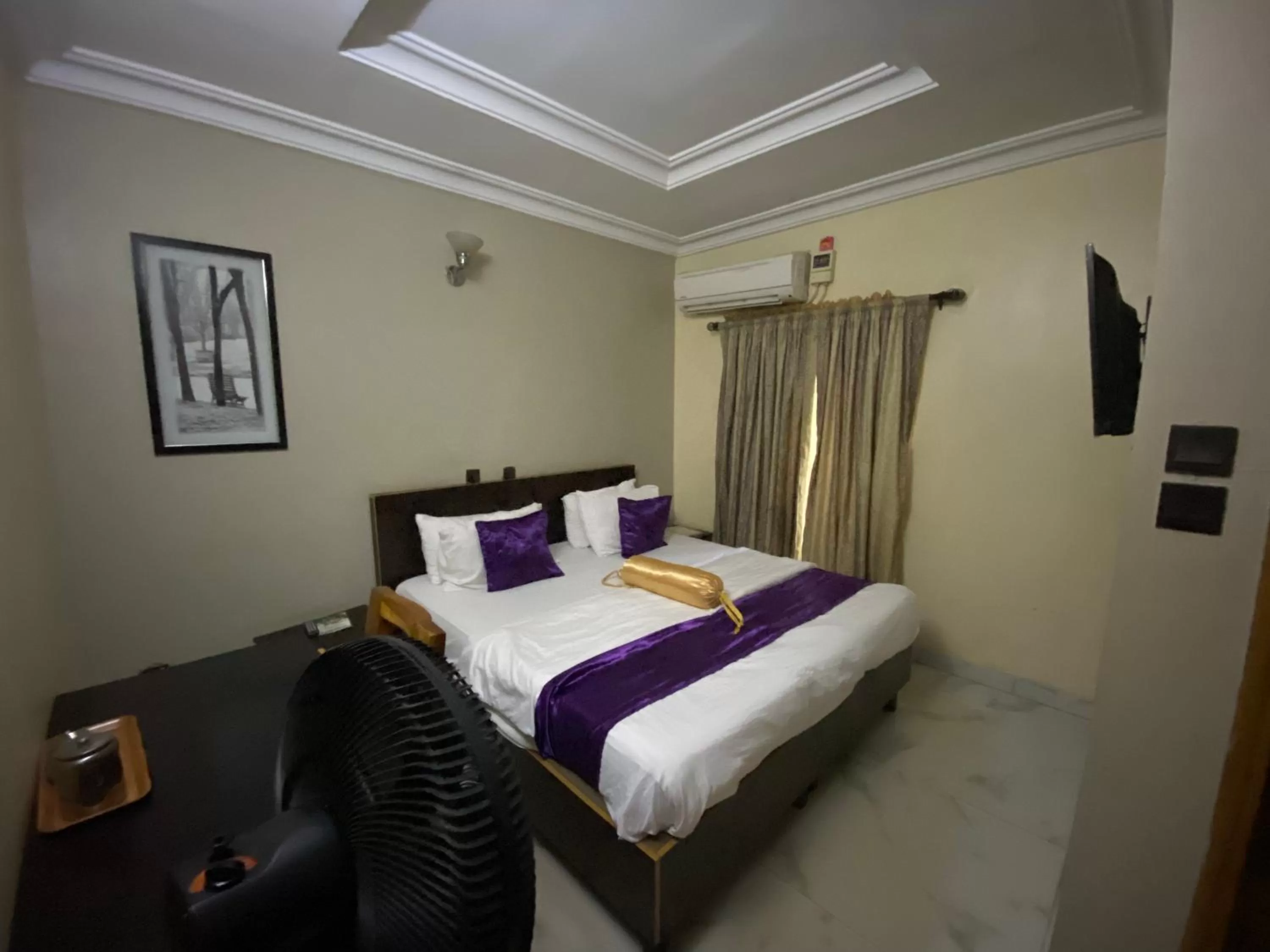 Bed in Nue-Crest Hotels & Suites
