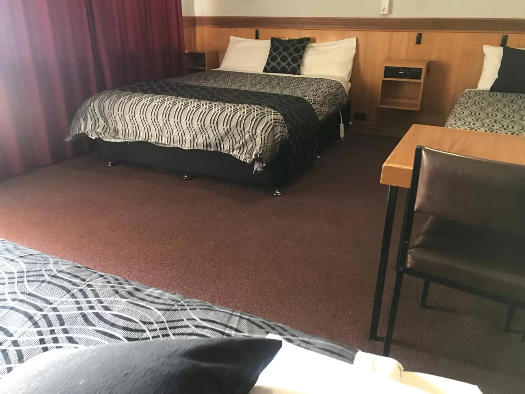 Bed in County Lodge Motor Inn