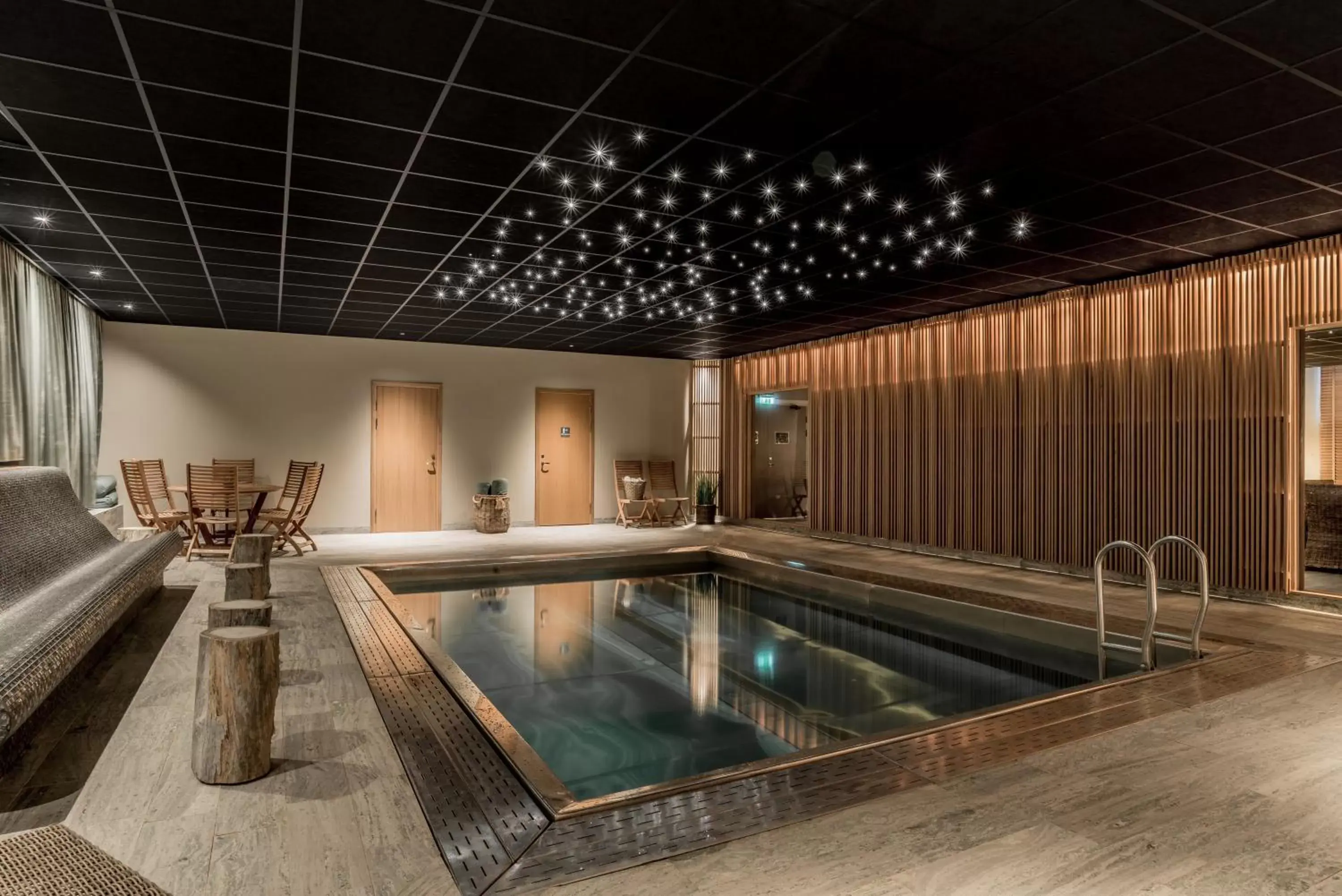 Swimming Pool in Blommenhof Hotel