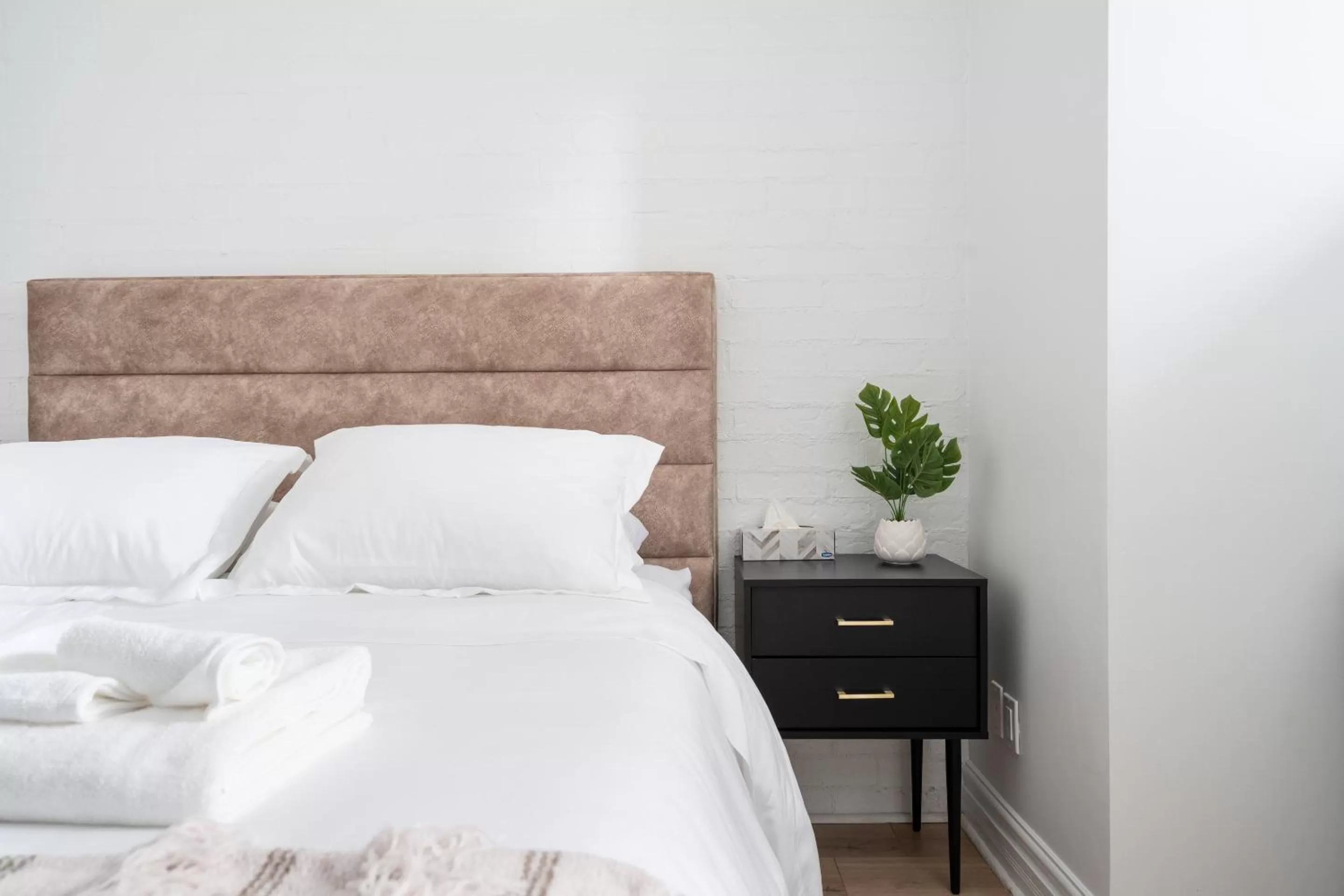 Bed in Le Penfield Par Nomade MTL