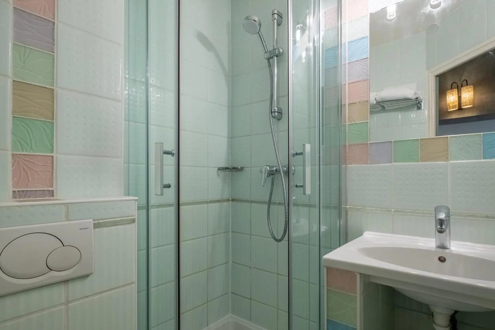 Bathroom in Makom Pereire