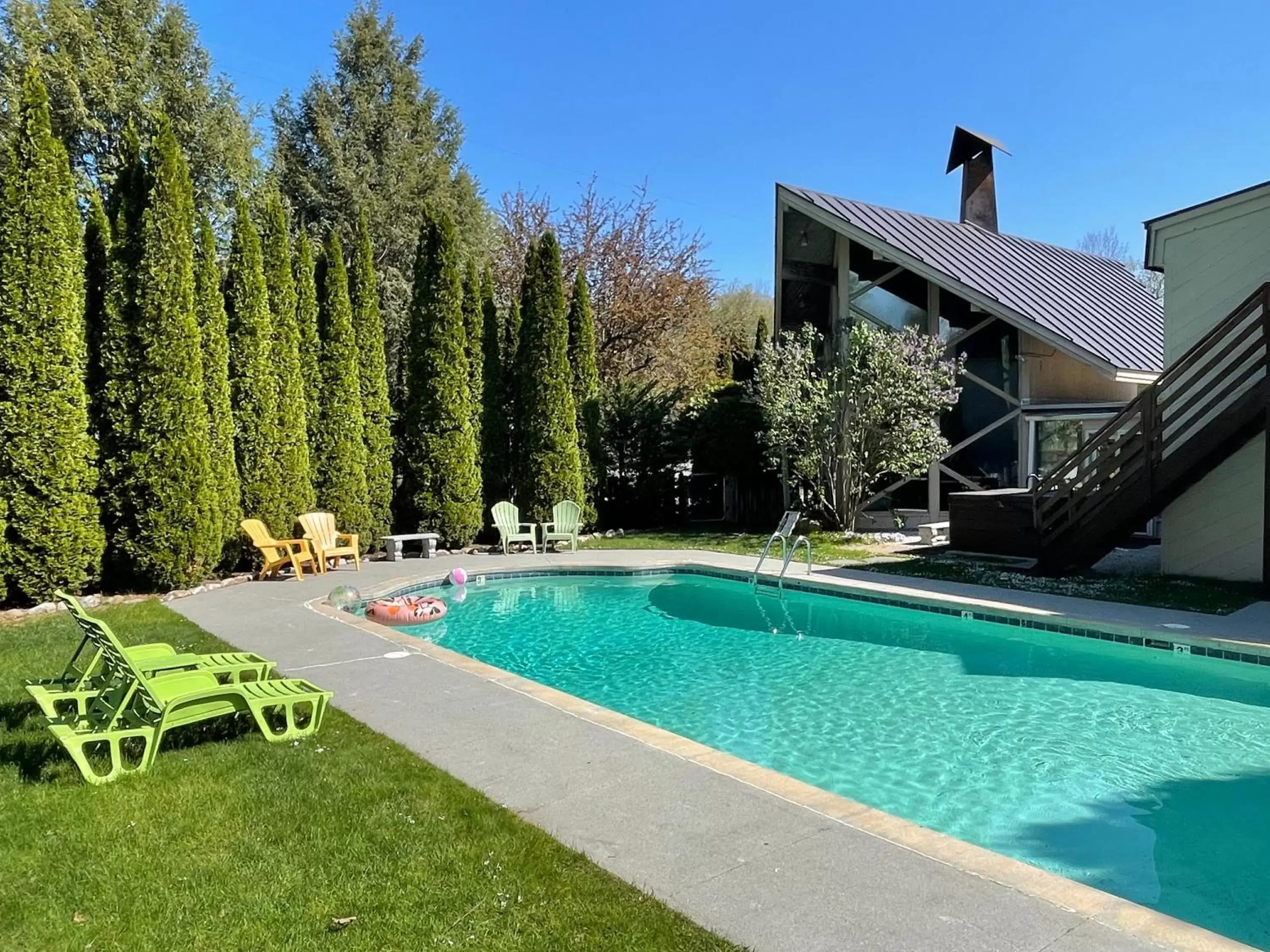 Swimming Pool in Toll Road Inn