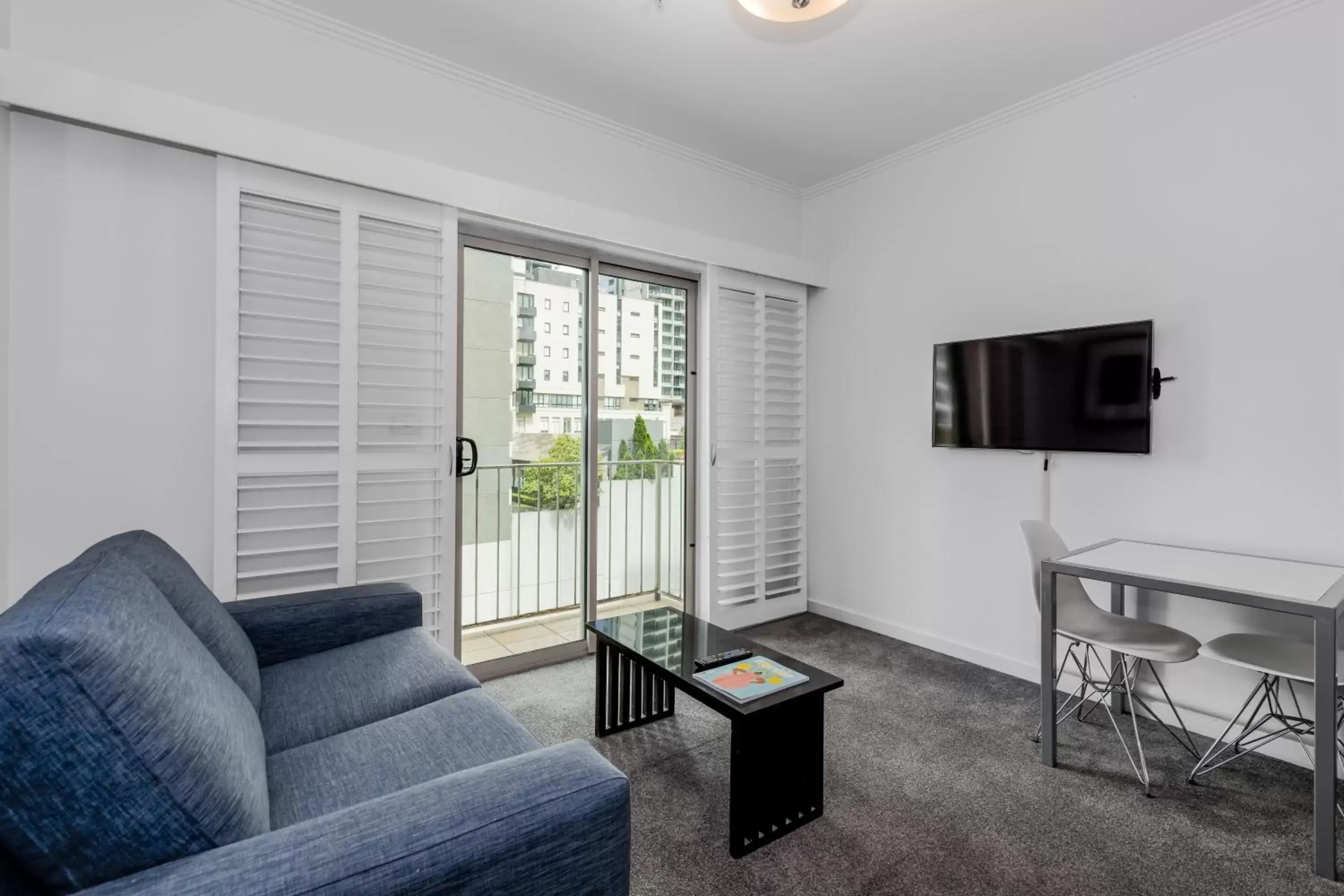 TV and multimedia, Seating Area in Alto Hotel On Bourke