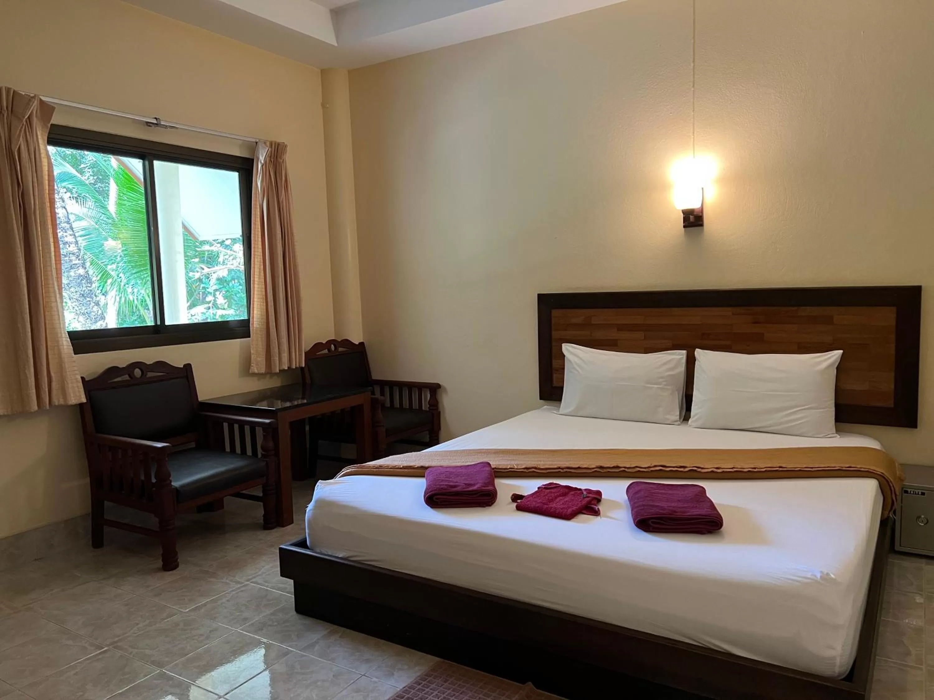 Bed in Ao Thong beach Resort