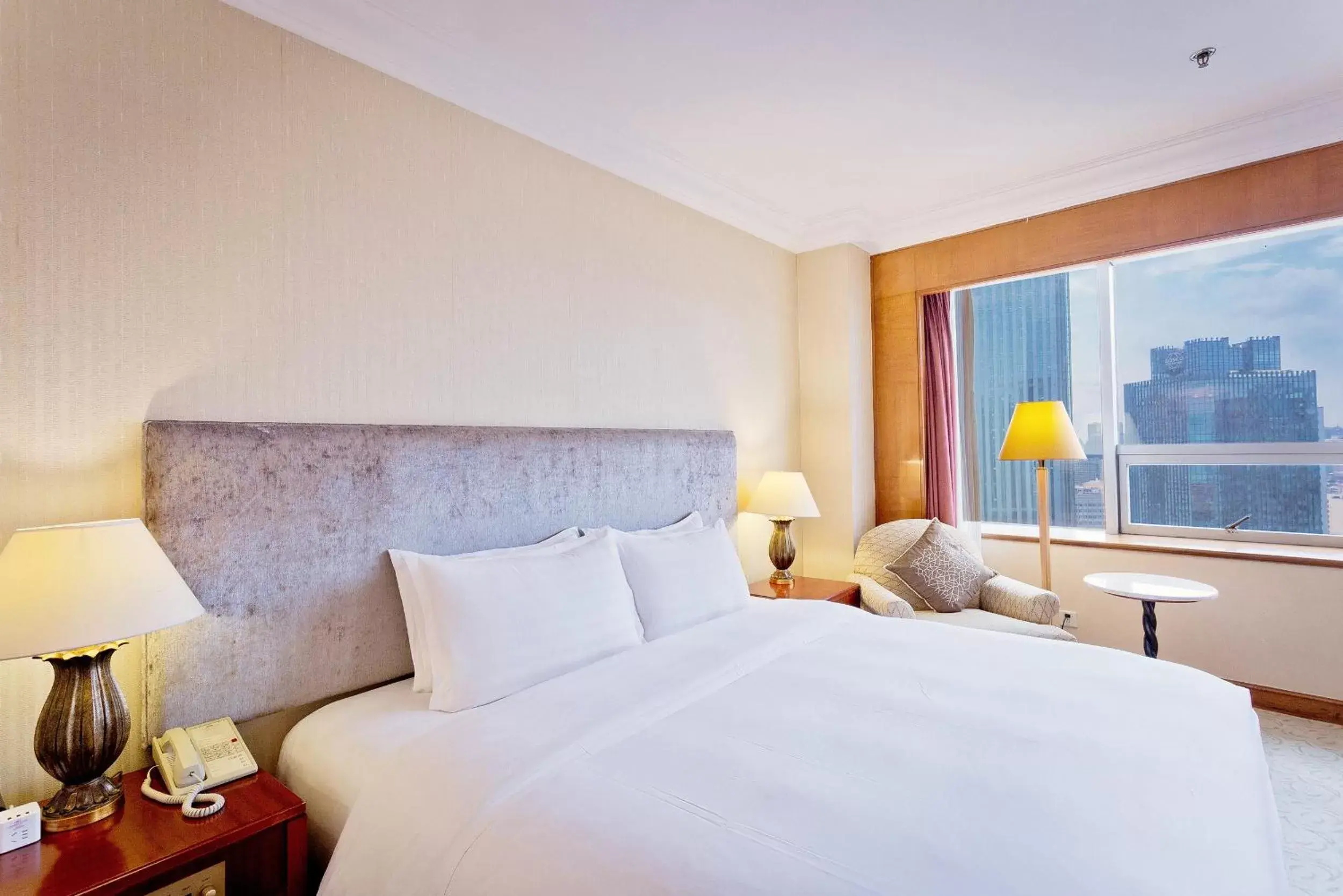 Photo of the whole room, Bed in Crowne Plaza Qingdao, an IHG Hotel