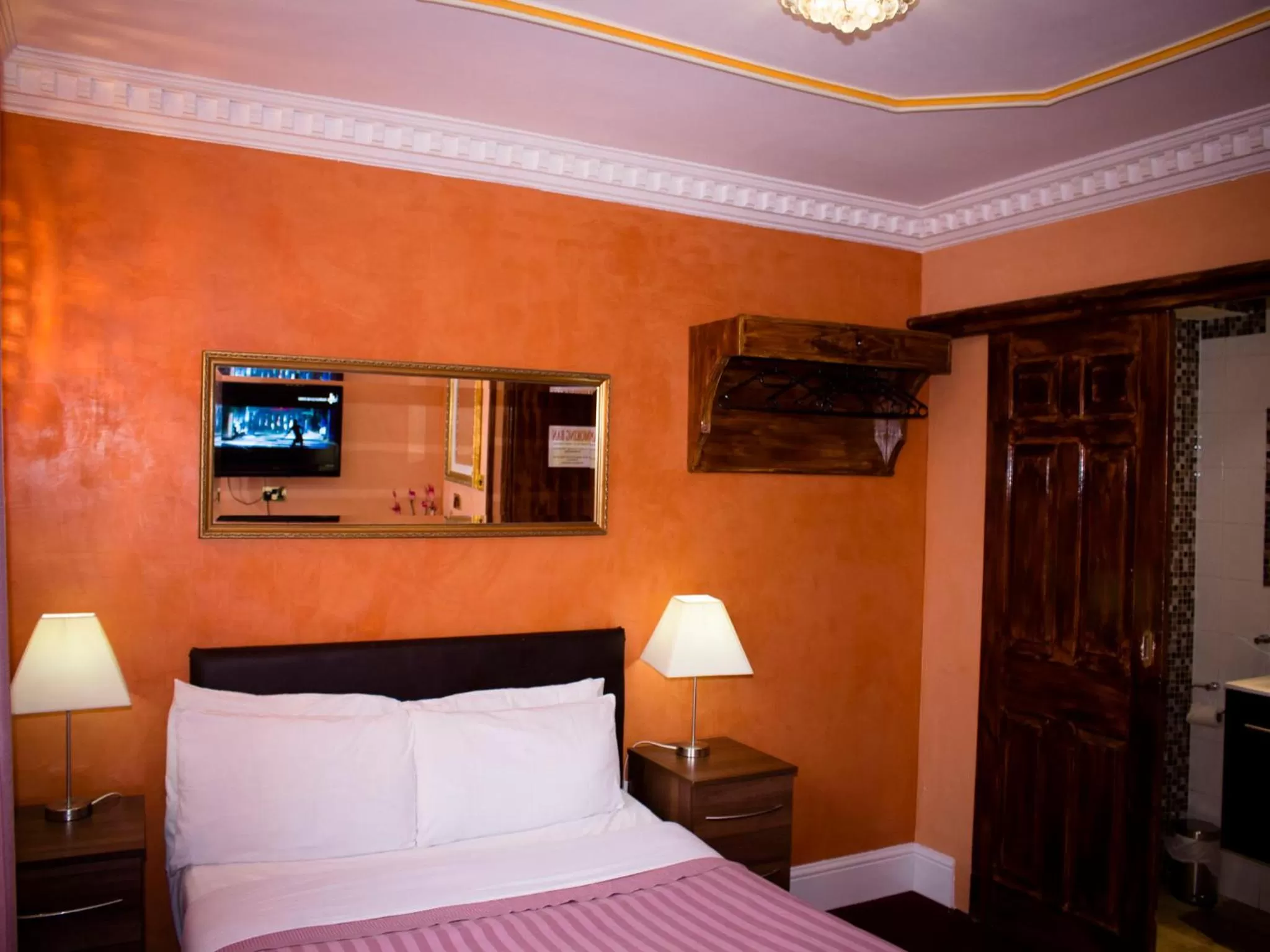 Photo of the whole room, Bed in Cricklewood Lodge Hotel