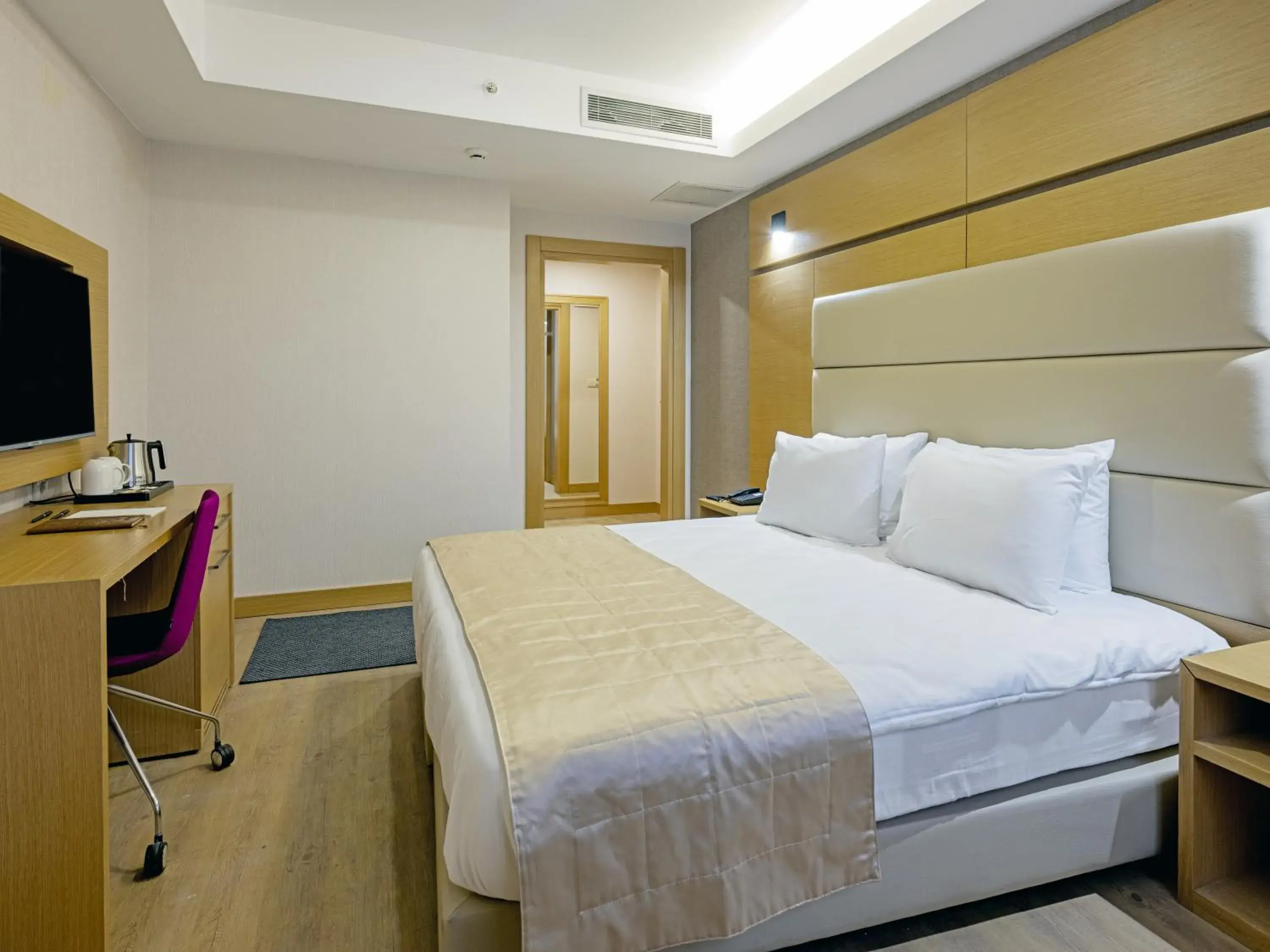 Bedroom, Bed in Merlin Hotel İstanbul