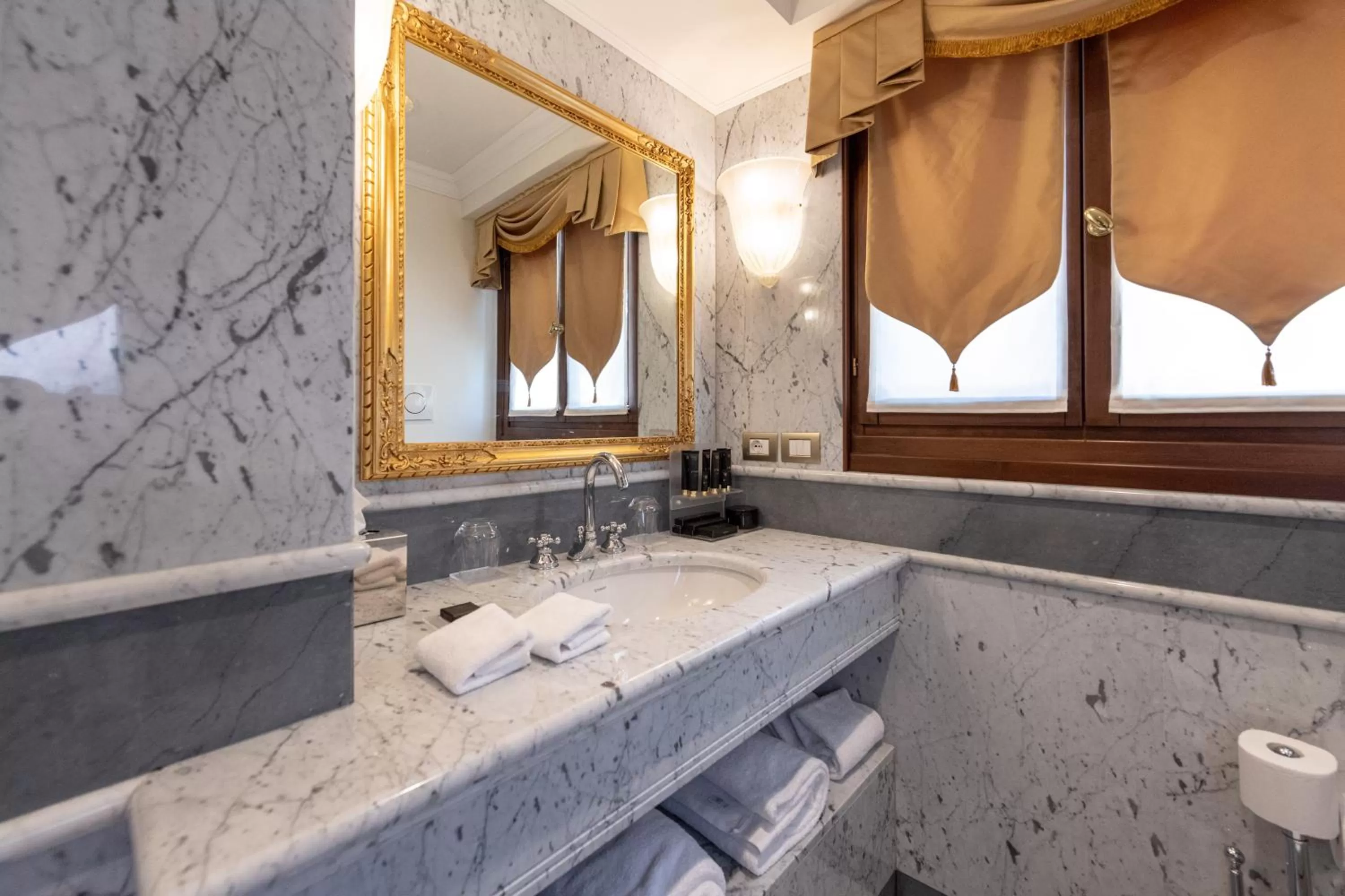 Bathroom in Ca' Bonfadini Historic Experience