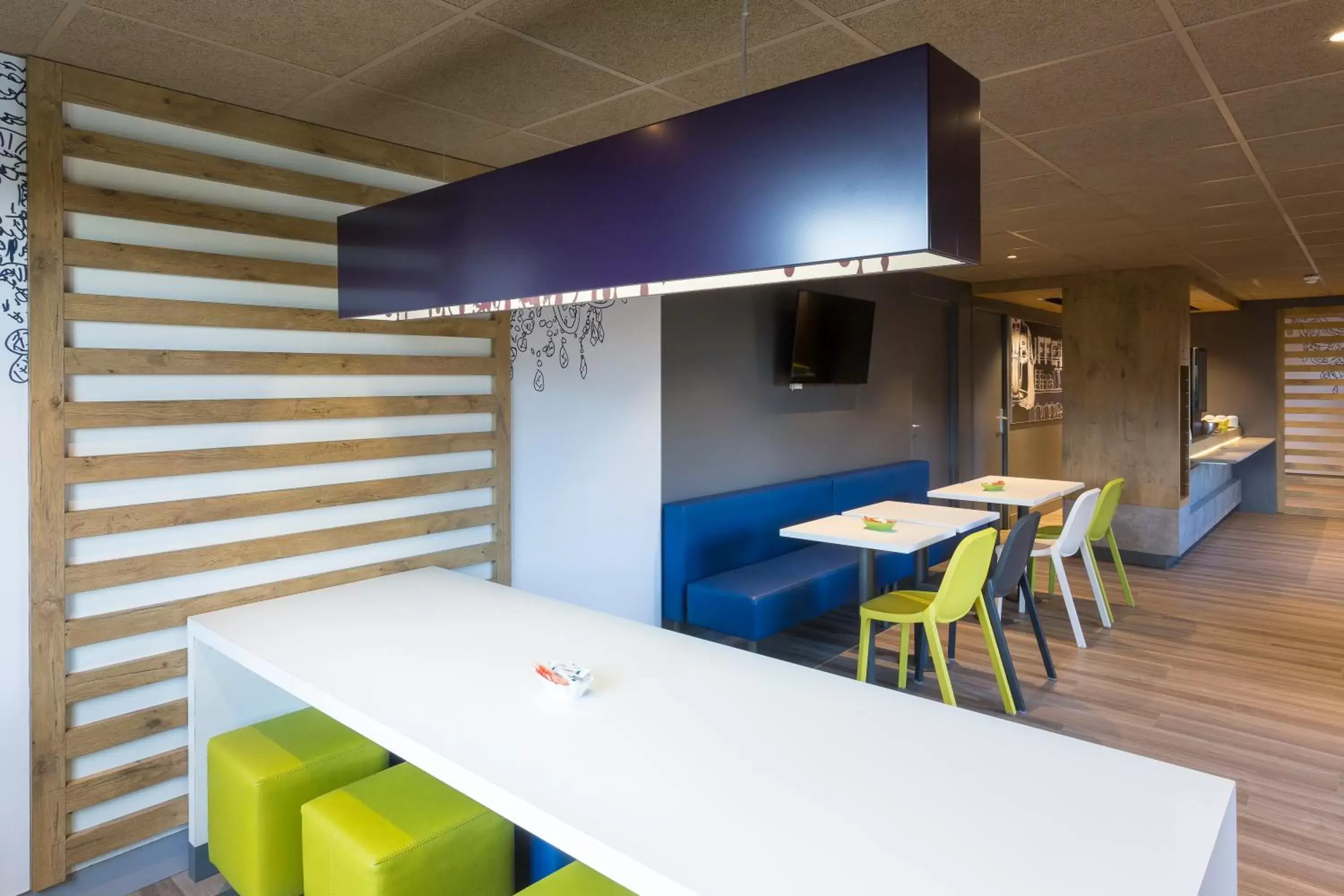 Restaurant/places to eat, TV/Entertainment Center in ibis budget Lorient Caudan