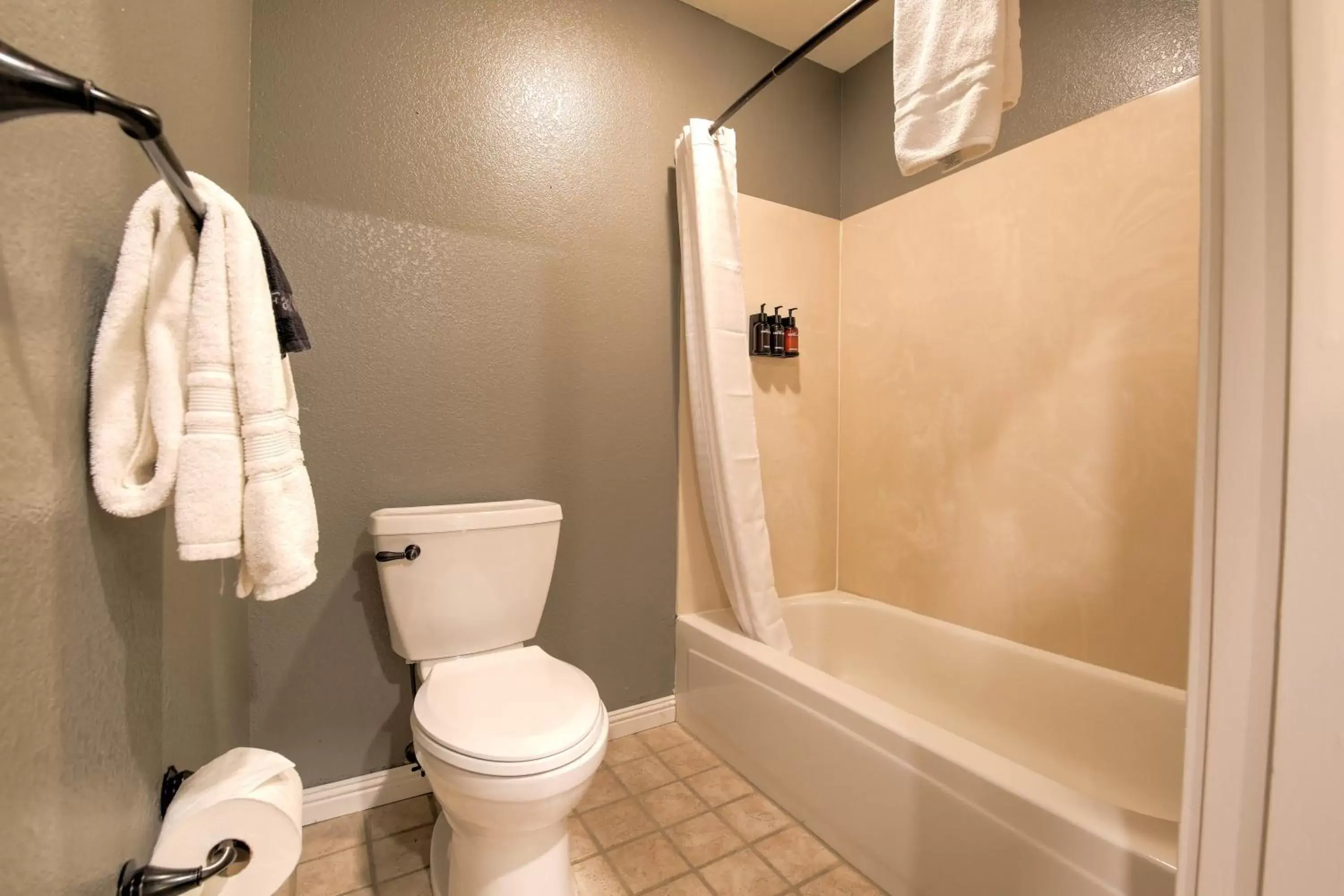 Toilet, Bathroom in The Groveland Hotel