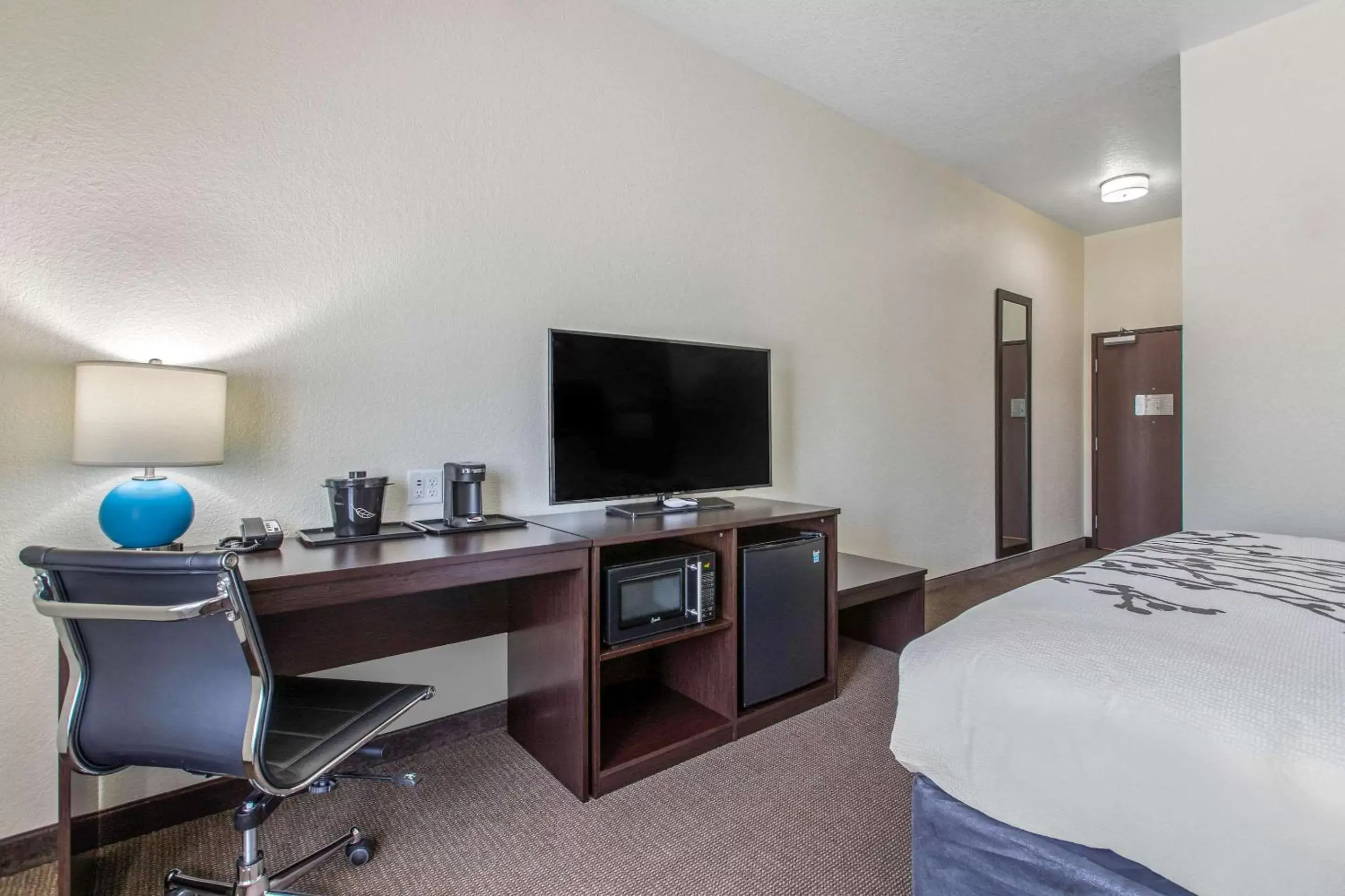 Photo of the whole room, TV/Entertainment Center in Sleep Inn & Suites Ankeny - Des Moines