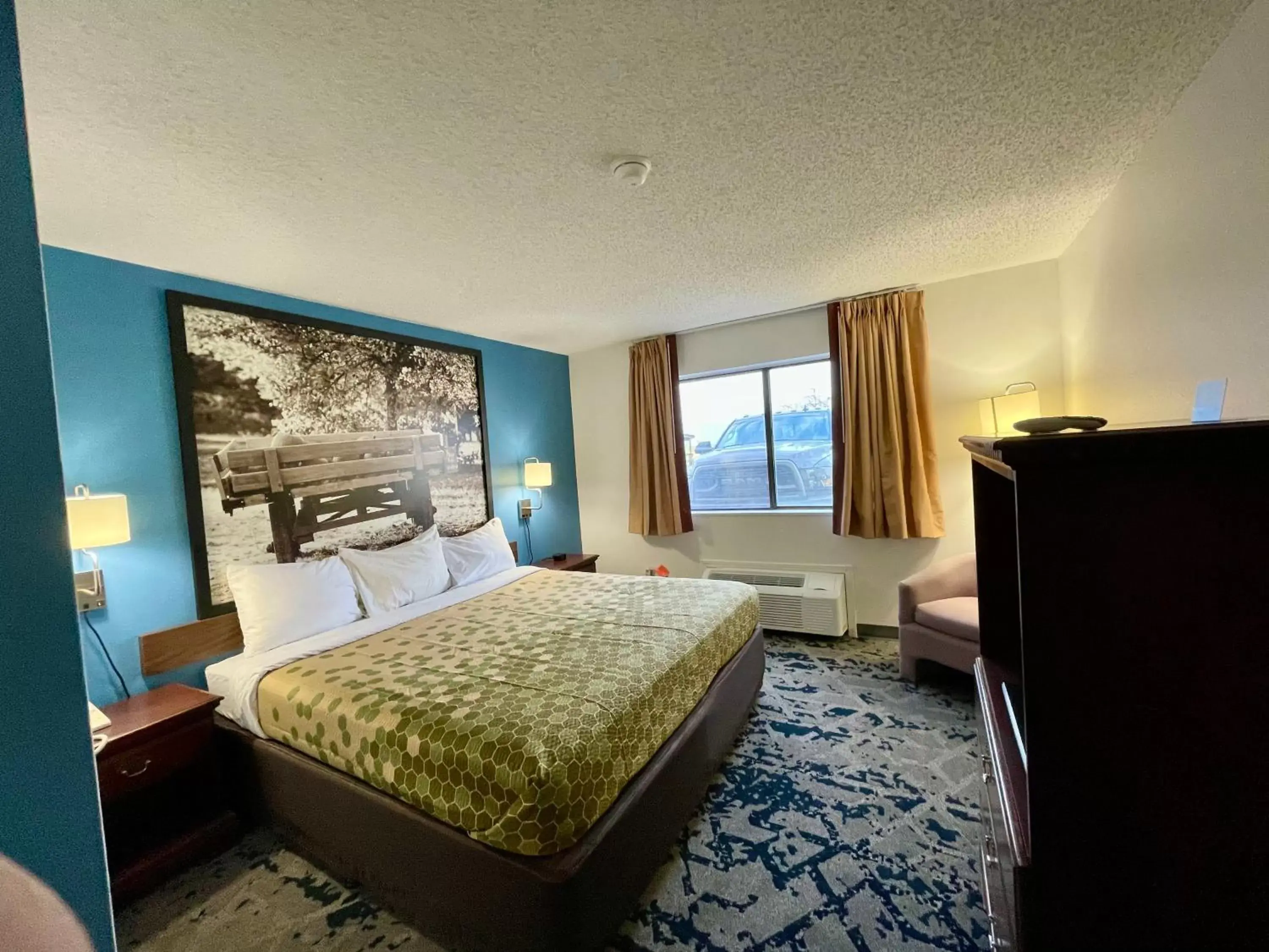 Photo of the whole room, Bed in Lamoni Inn & Suites Photo of the whole room, Bed in Lamoni Inn & Suites