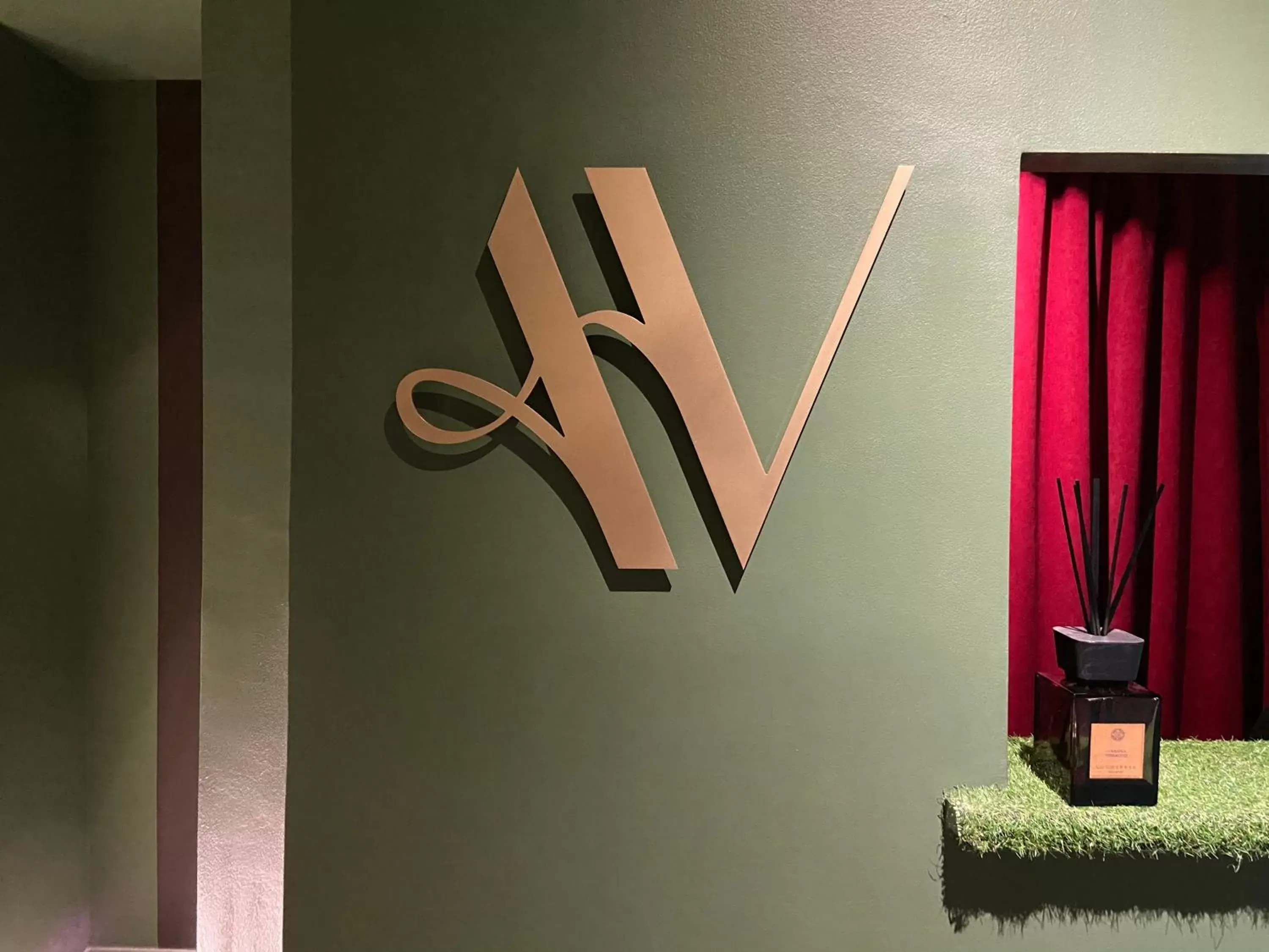 Logo/Certificate/Sign in AV Hotel Milano