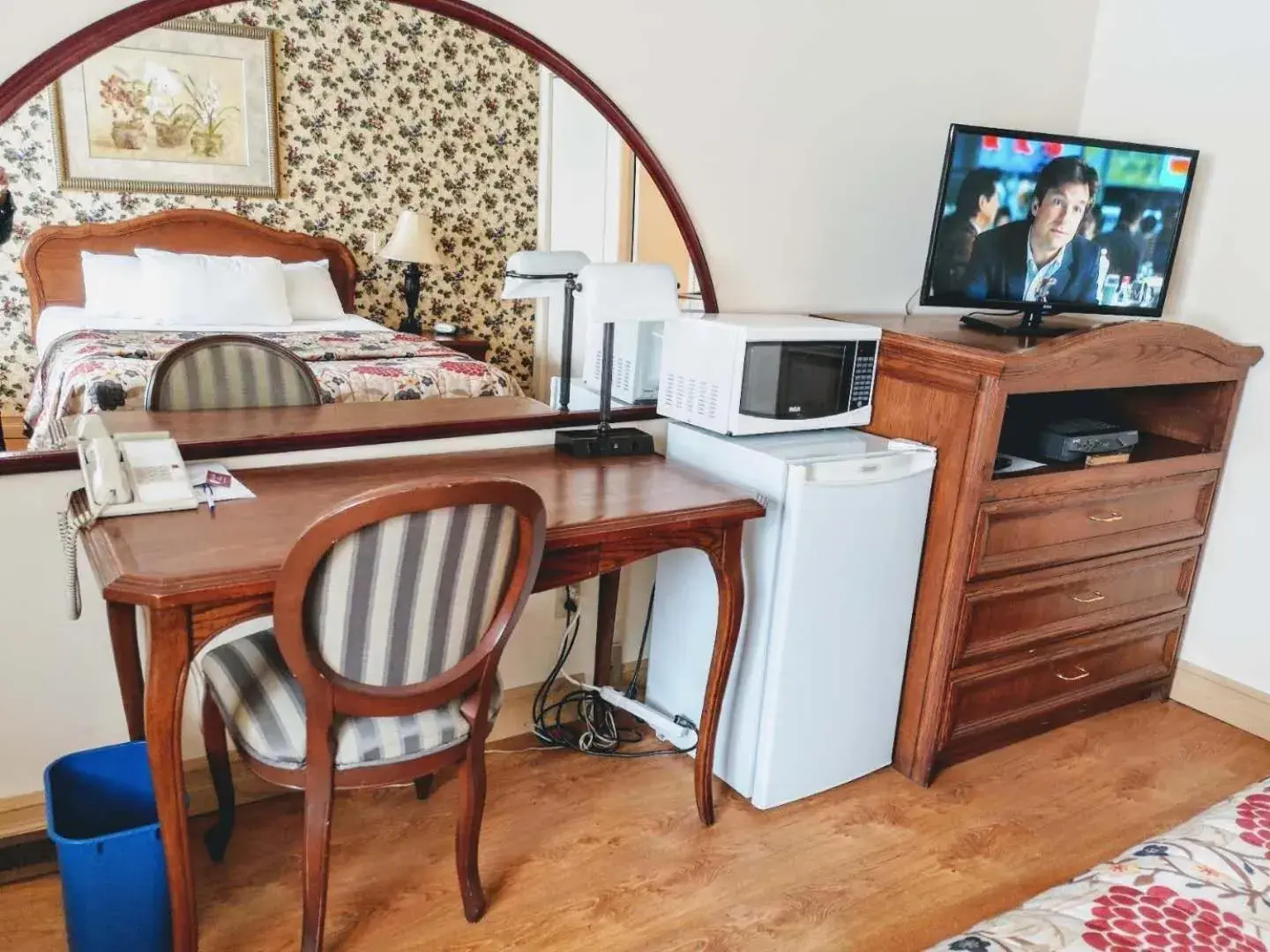 Bedroom, TV/Entertainment Center in Hotel Motel La Marquise