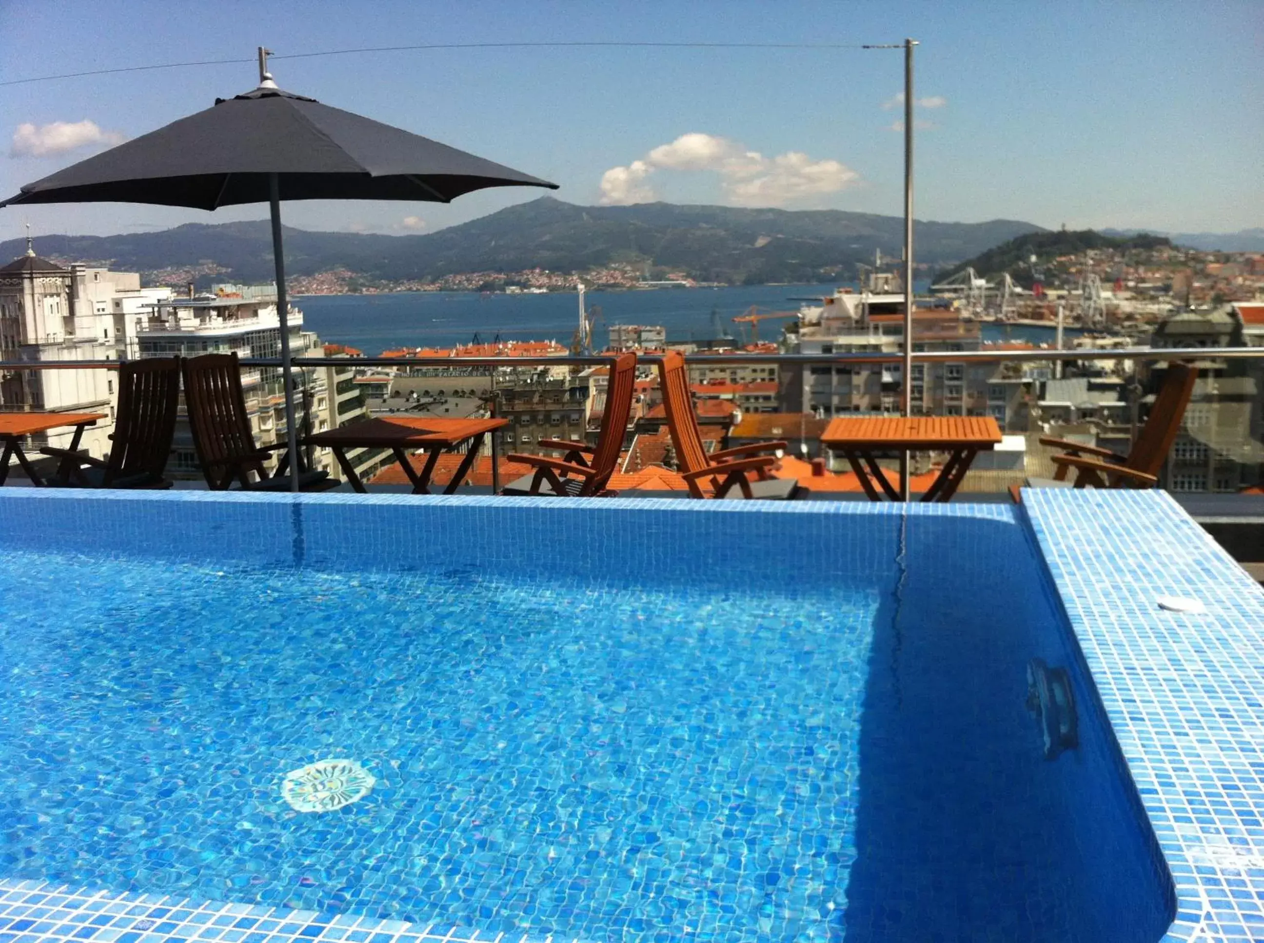 Restaurant/places to eat, Swimming Pool in Silken Axis Vigo
