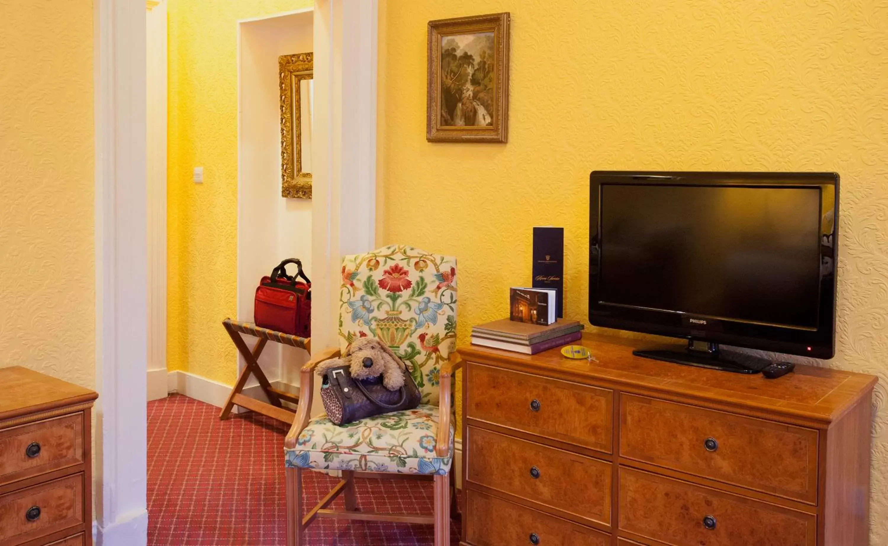 Bedroom, TV/Entertainment Center in The Royal Highland Hotel