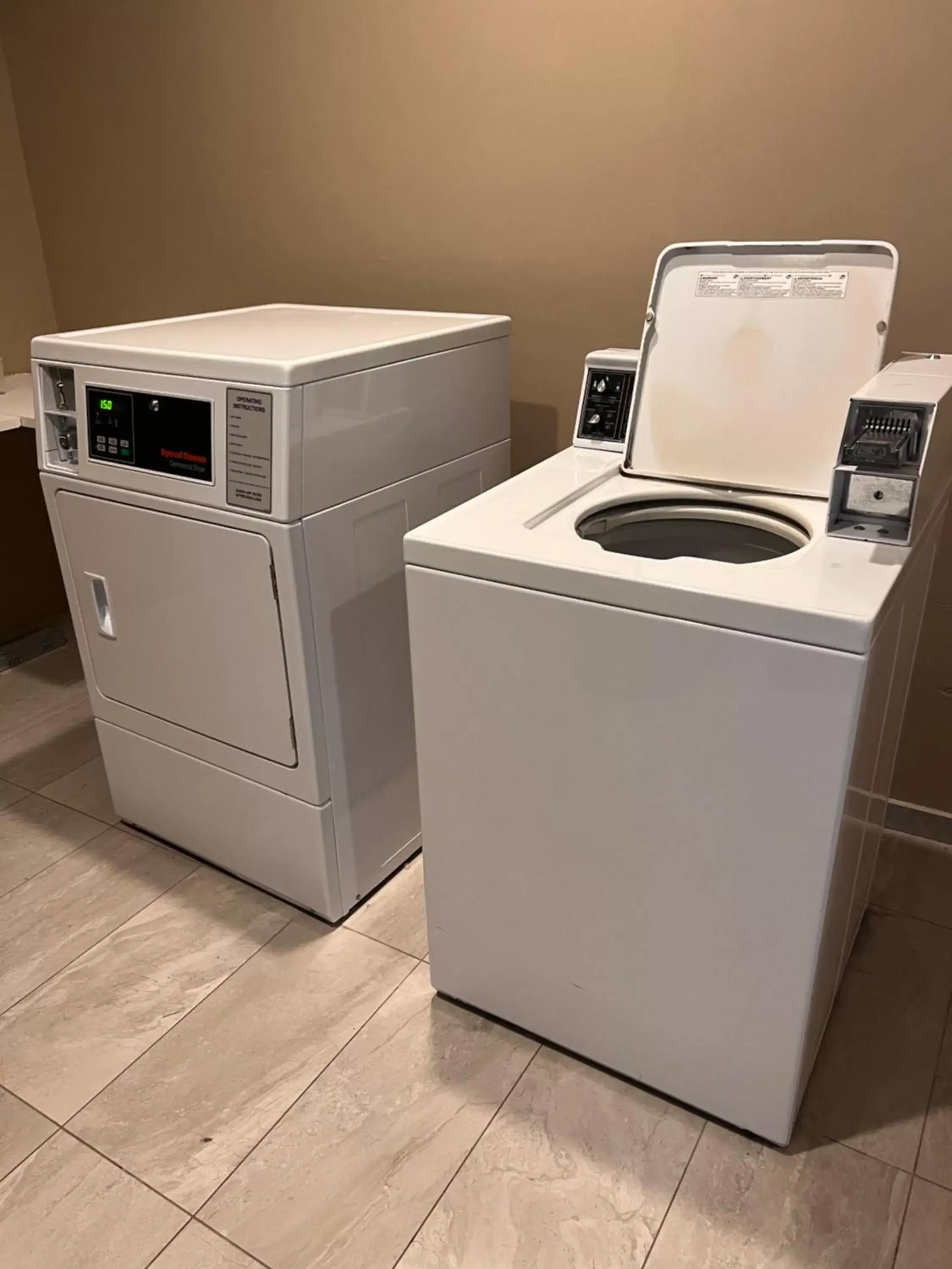 Guests, Kitchen/Kitchenette in Pratt Inn and Suites