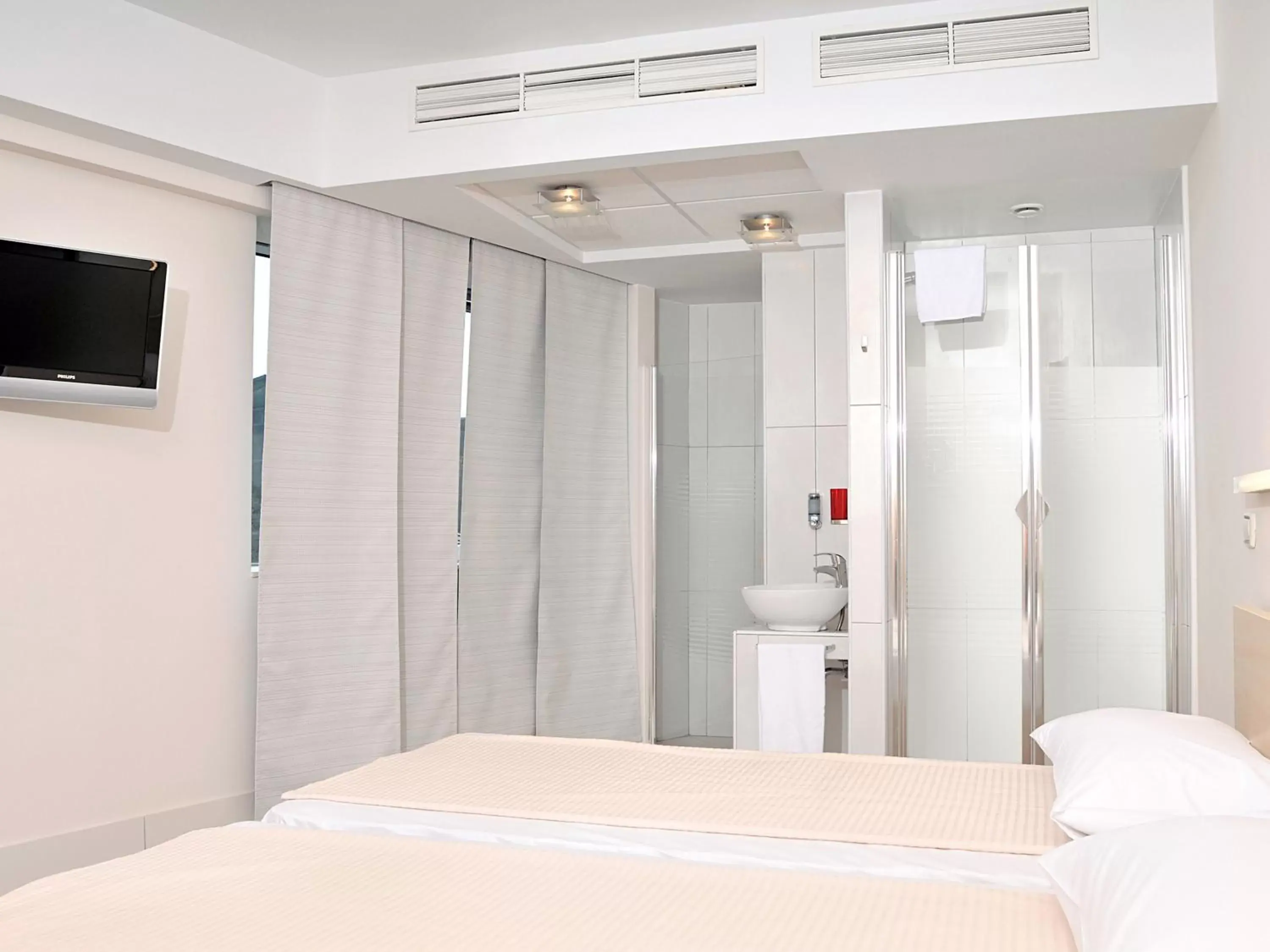 Shower, Bed in Hello Hotels Gara de Nord