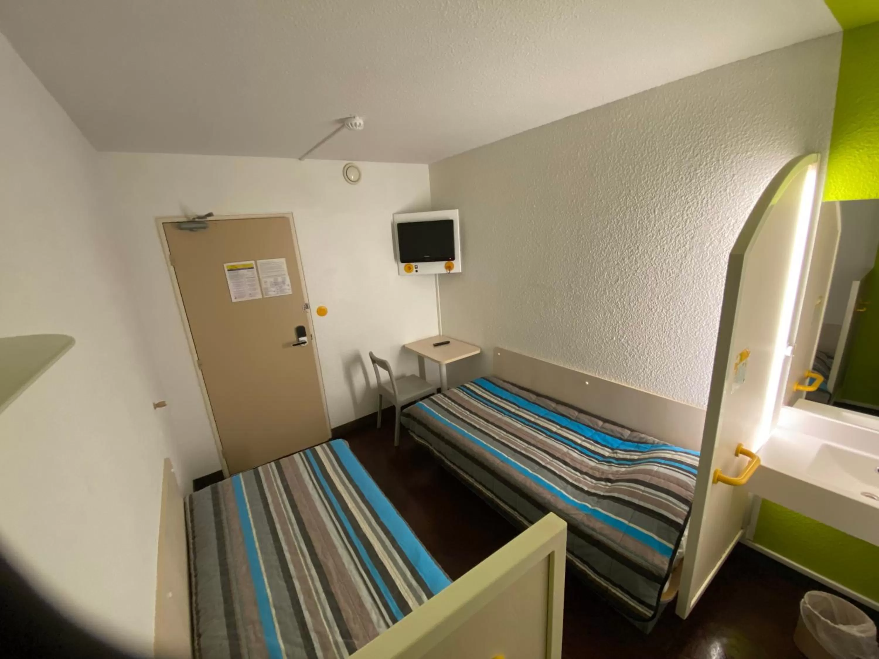 Photo of the whole room, Bed in Hotel Class'Eco Carcassonne